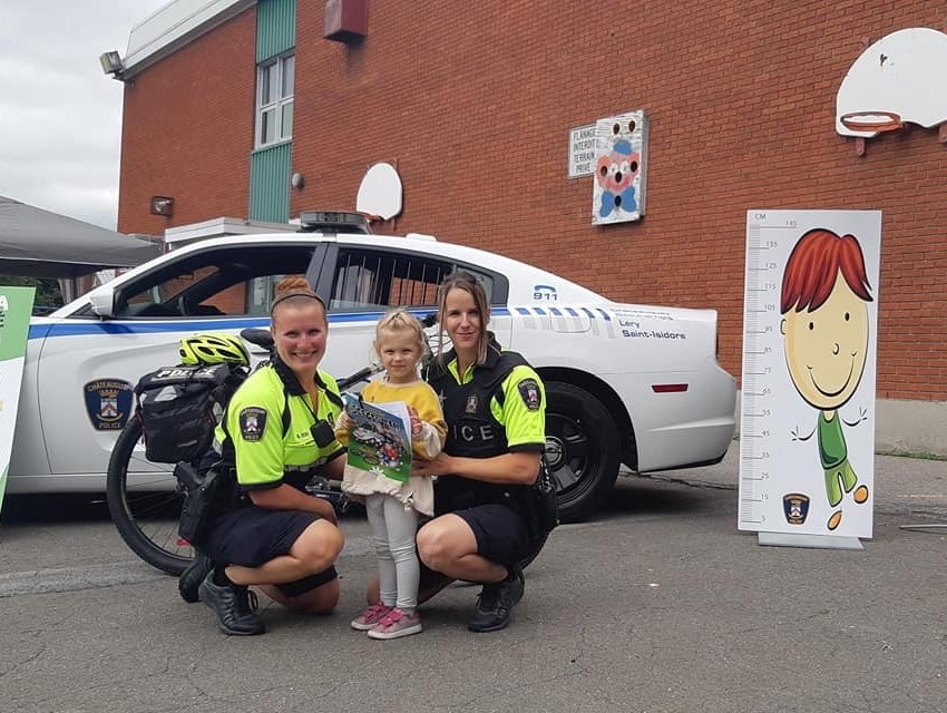 La police vérifie des sièges d’auto pour enfants
