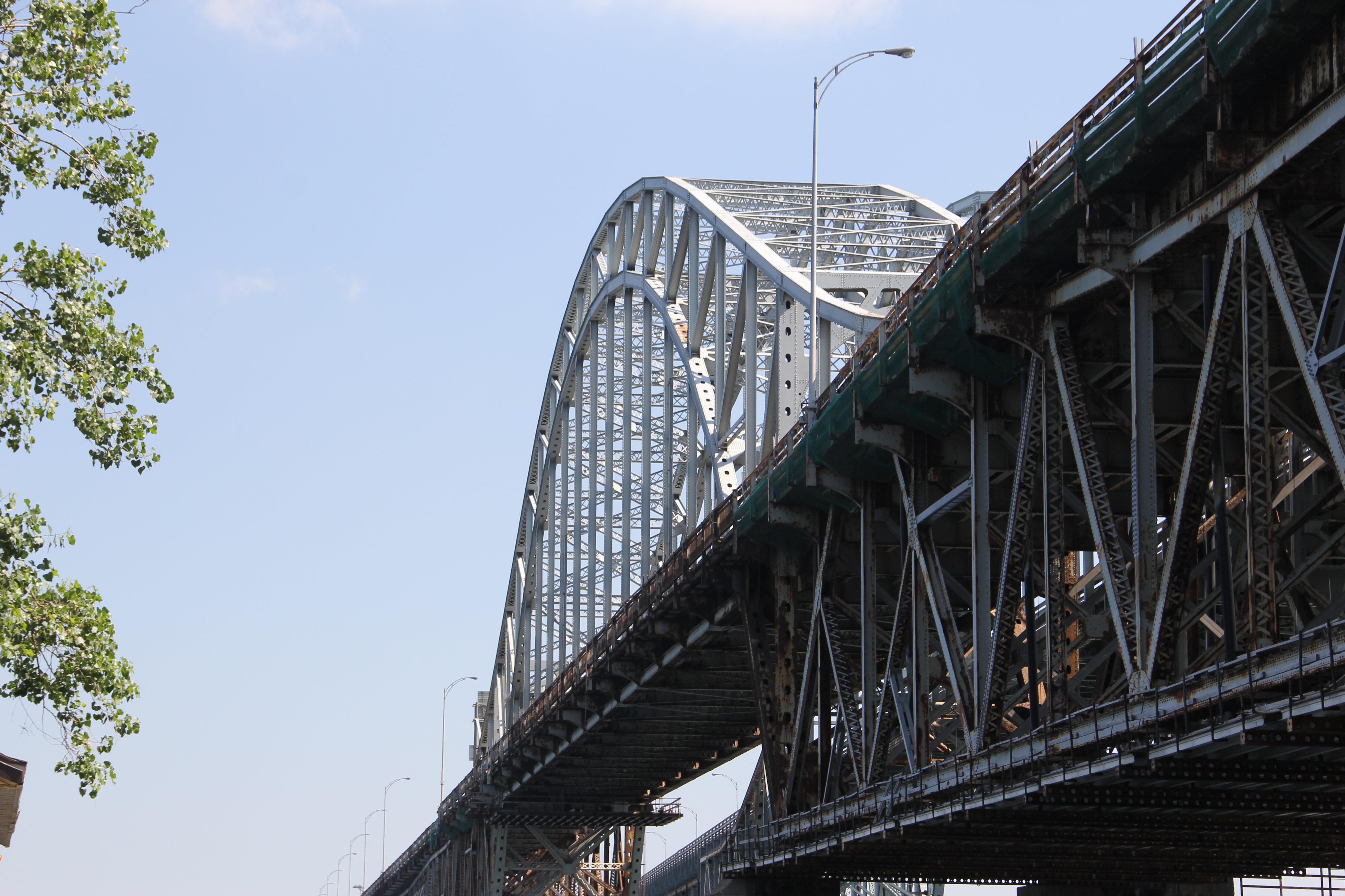 Image illustrant l'article: Inspection work at the Honoré-Mercier Bridge