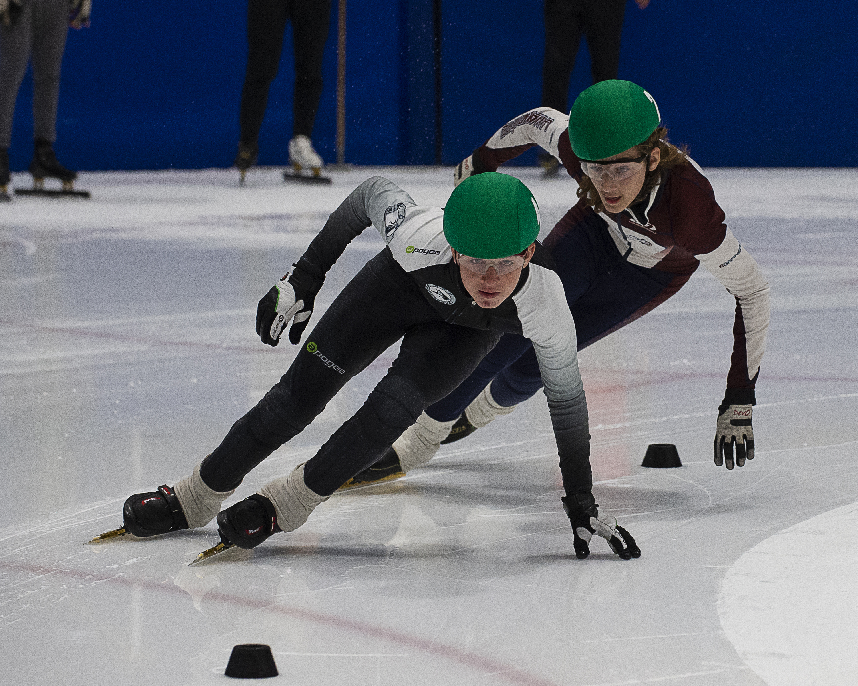 Des patineurs de vitesse brillent à une compétition