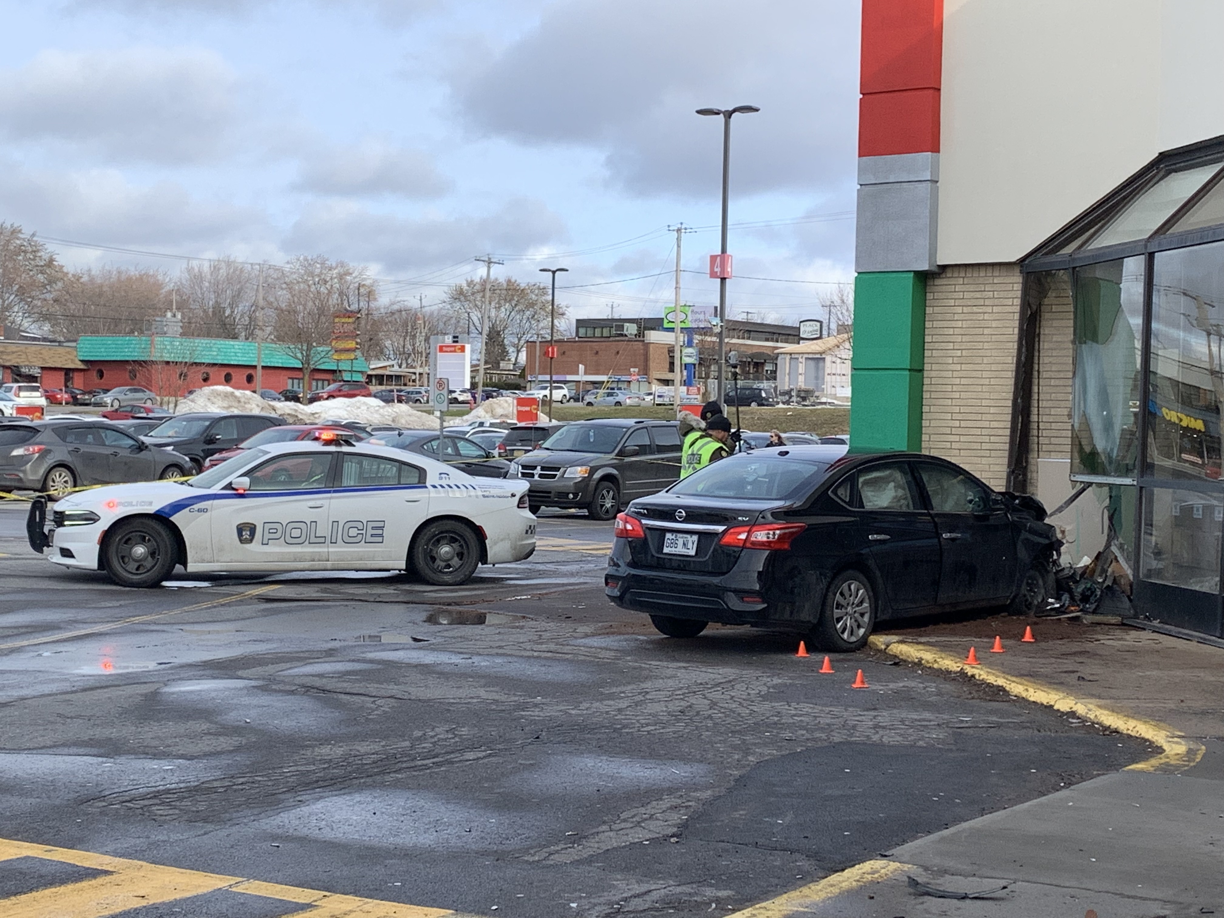Un automobiliste fuit la police et percute le Super C