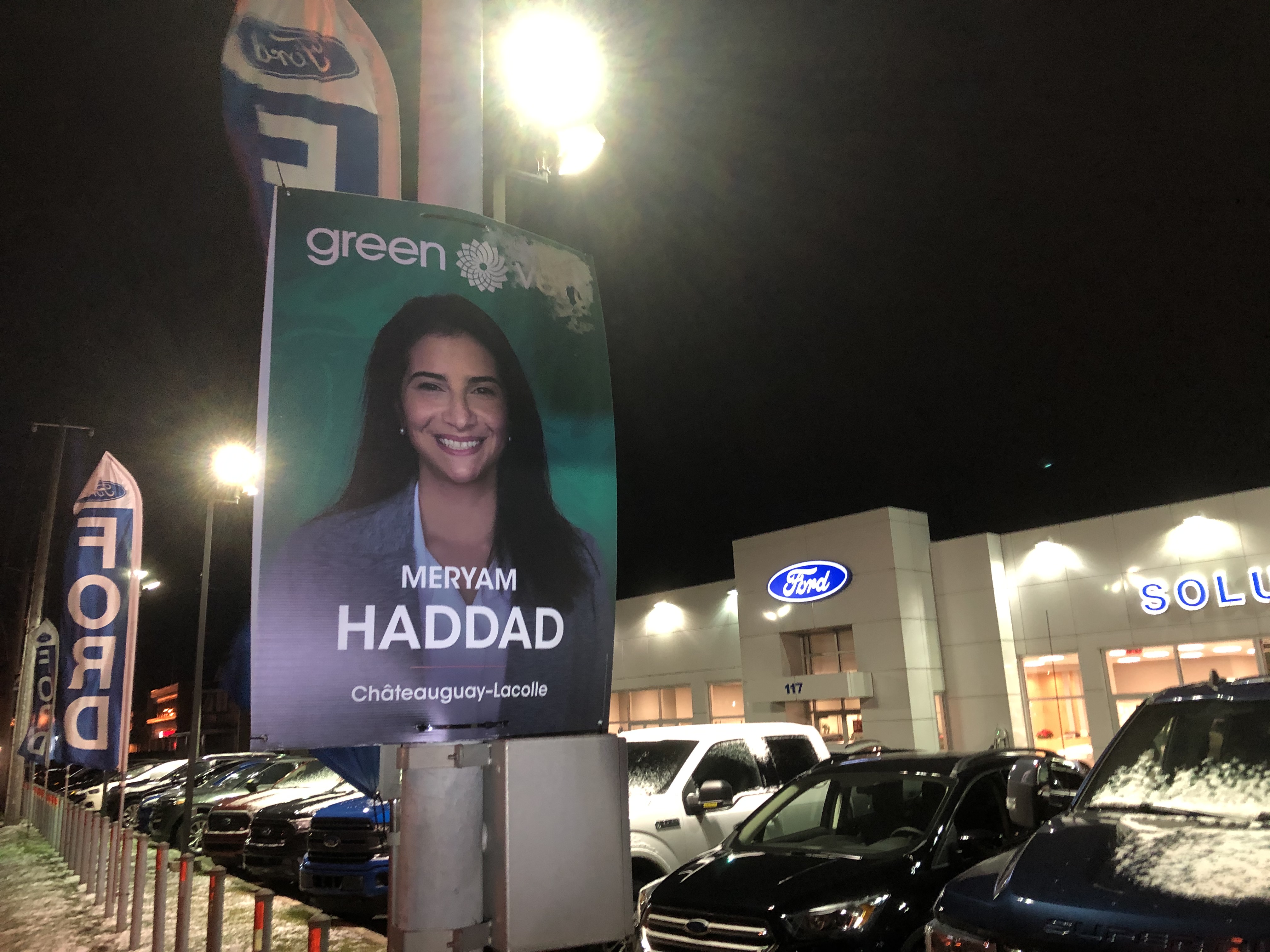Des affiches électorales du Parti Vert persistent dans le décor