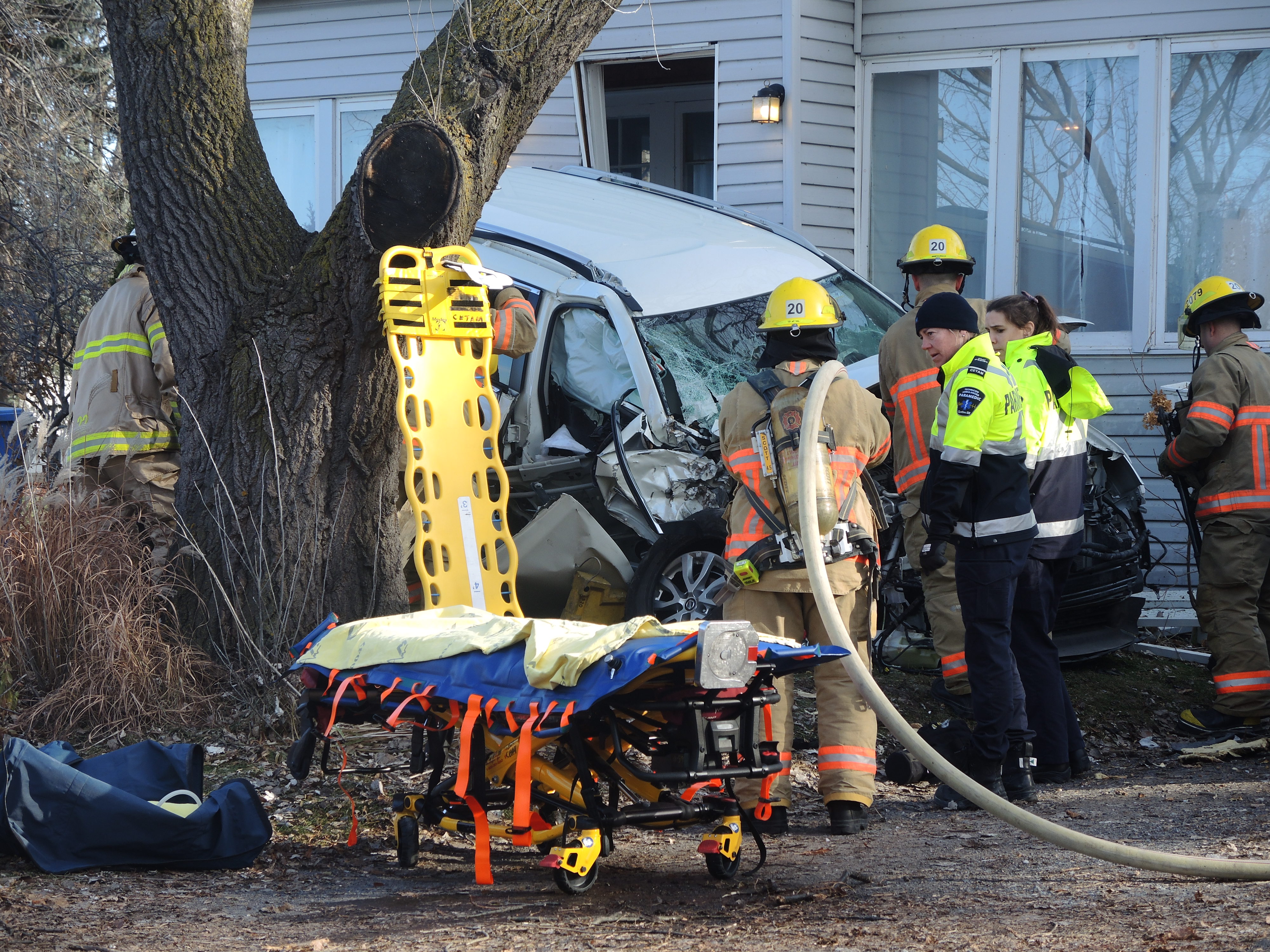 Une voiture percute une maison à Châteauguay