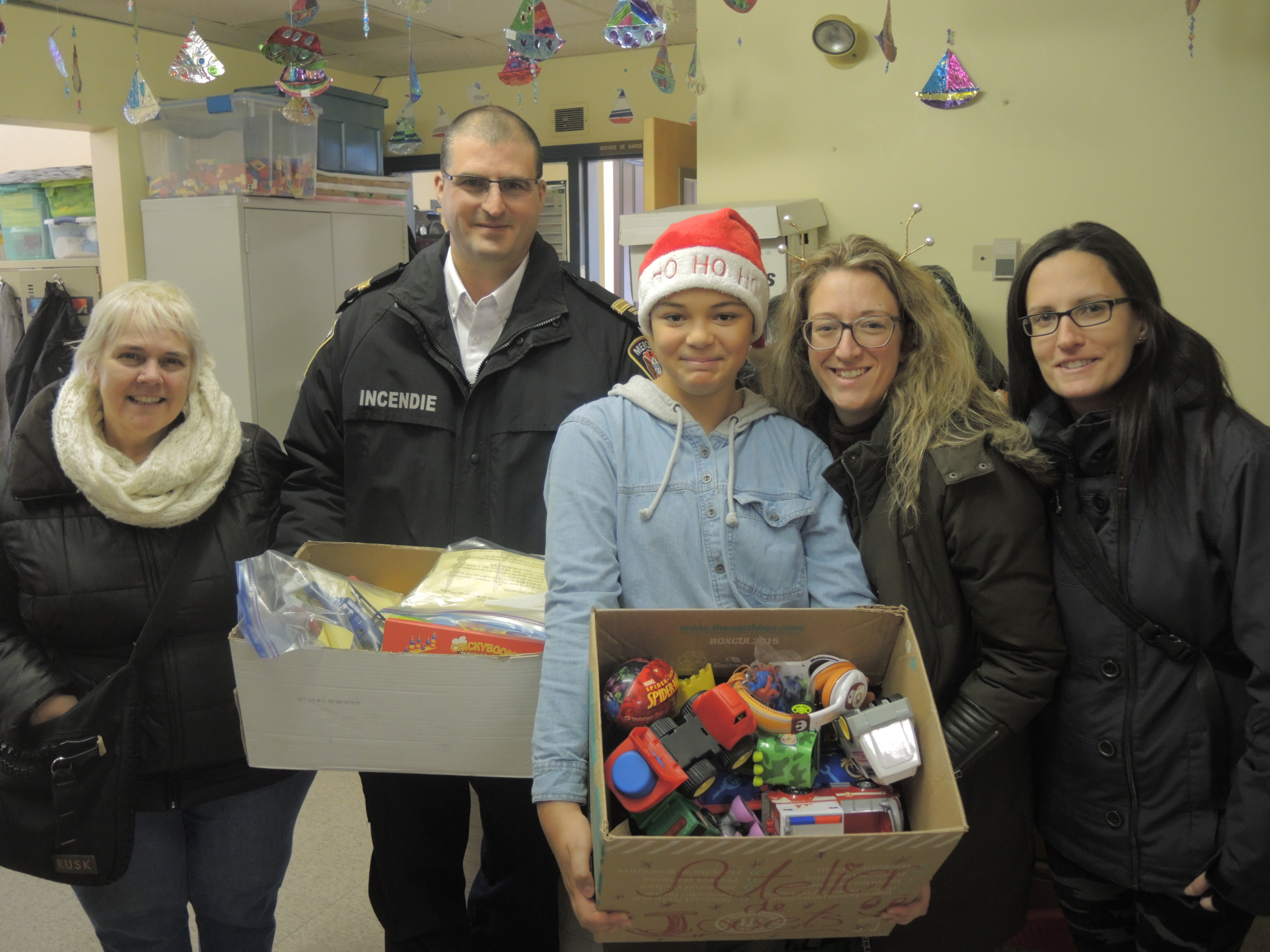 Des élèves amassent des jouets pour aider le père Noël