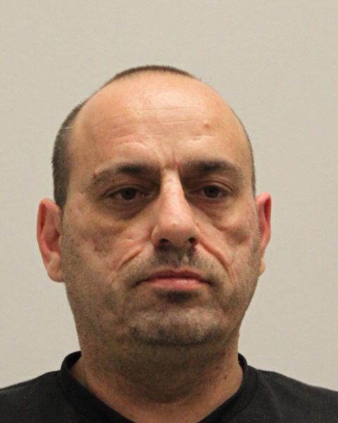 Recherché pour introduction par effraction et voies de fait