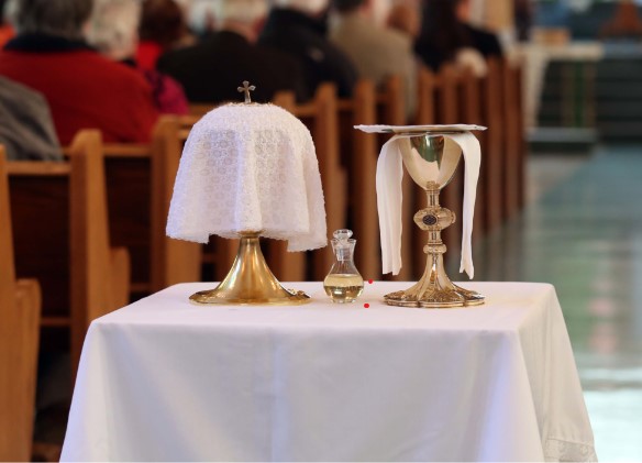 Coronavirus: exit l’eau bénite dans le diocèse