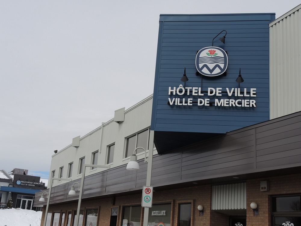 La salle du conseil de ville de Mercier accessible pour l&rsquo;ouverture de soumissions