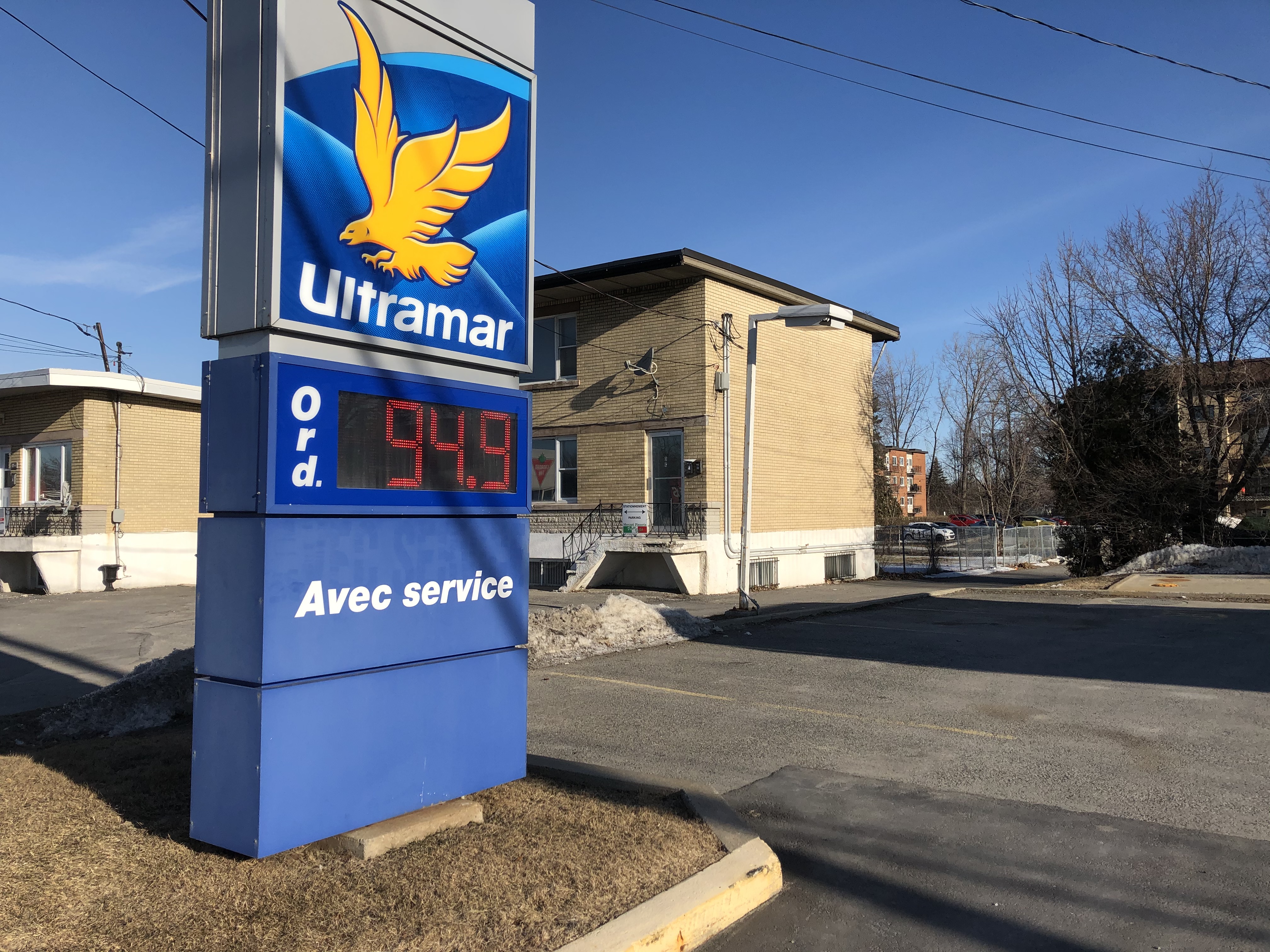 Le litre d’essence sous la barre du dollar