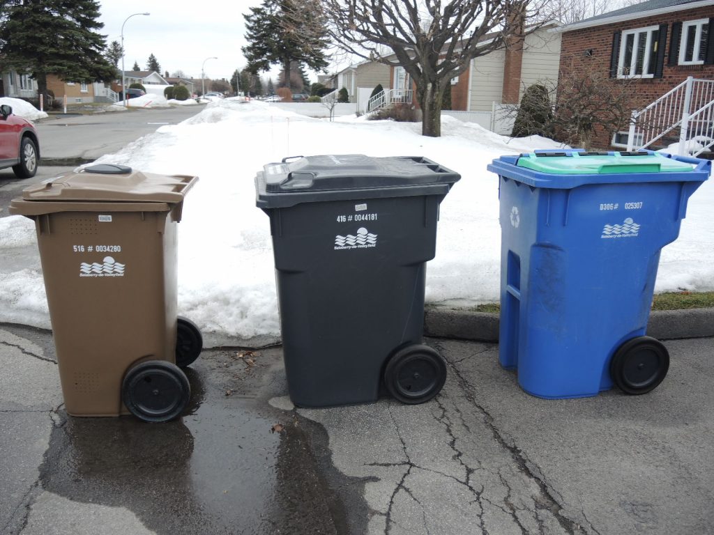 Les bacs autorisés 24 heures plus tôt en bordure de la rue
