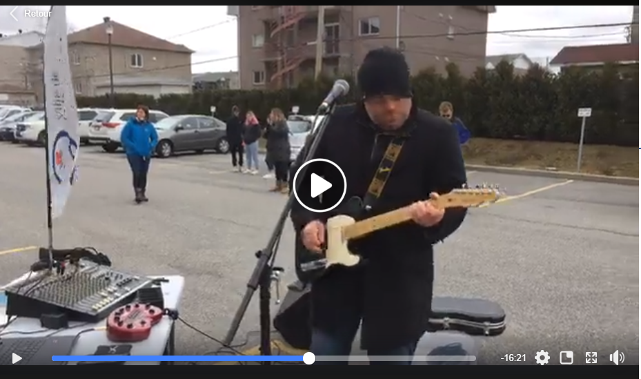Image illustrant l'article: COVID-19 : Patrick Lalonde chante pour les gens âgés confinés