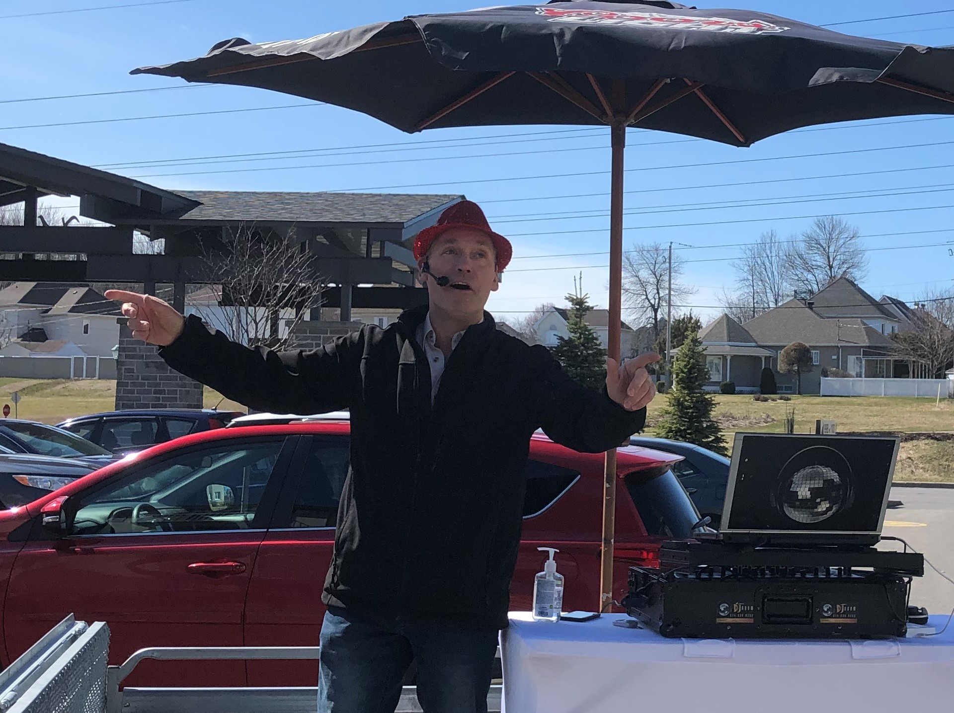 Image illustrant l'article: COVID-19 : le DJ qui fait danser les gens âgés confinés