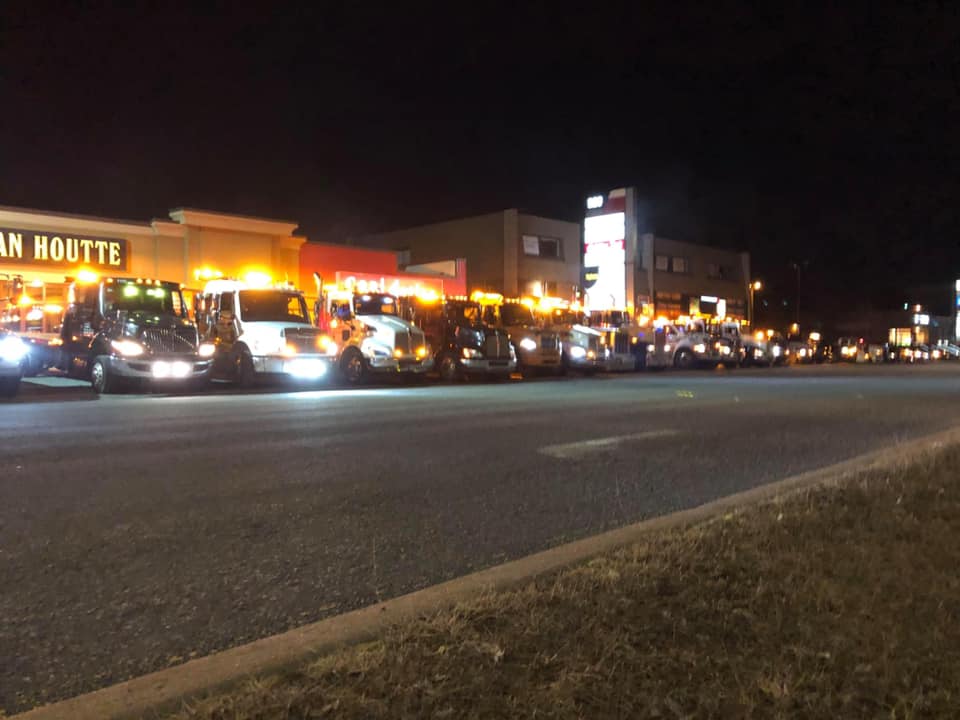 COVID-19 : Des remorqueurs défilent devant l&rsquo;hôpital en hommage aux « anges gardiens »