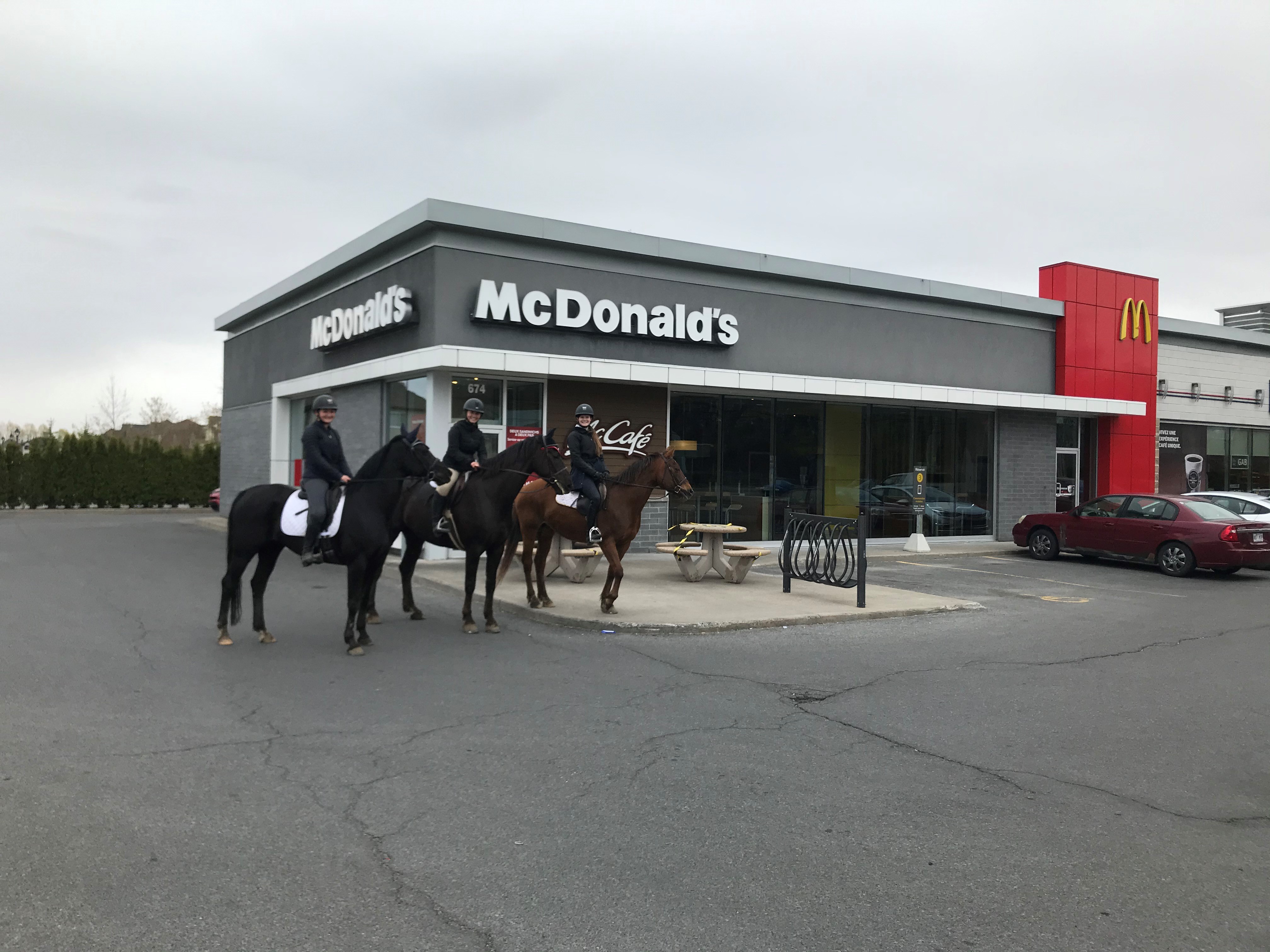 Service au cheval au McDo