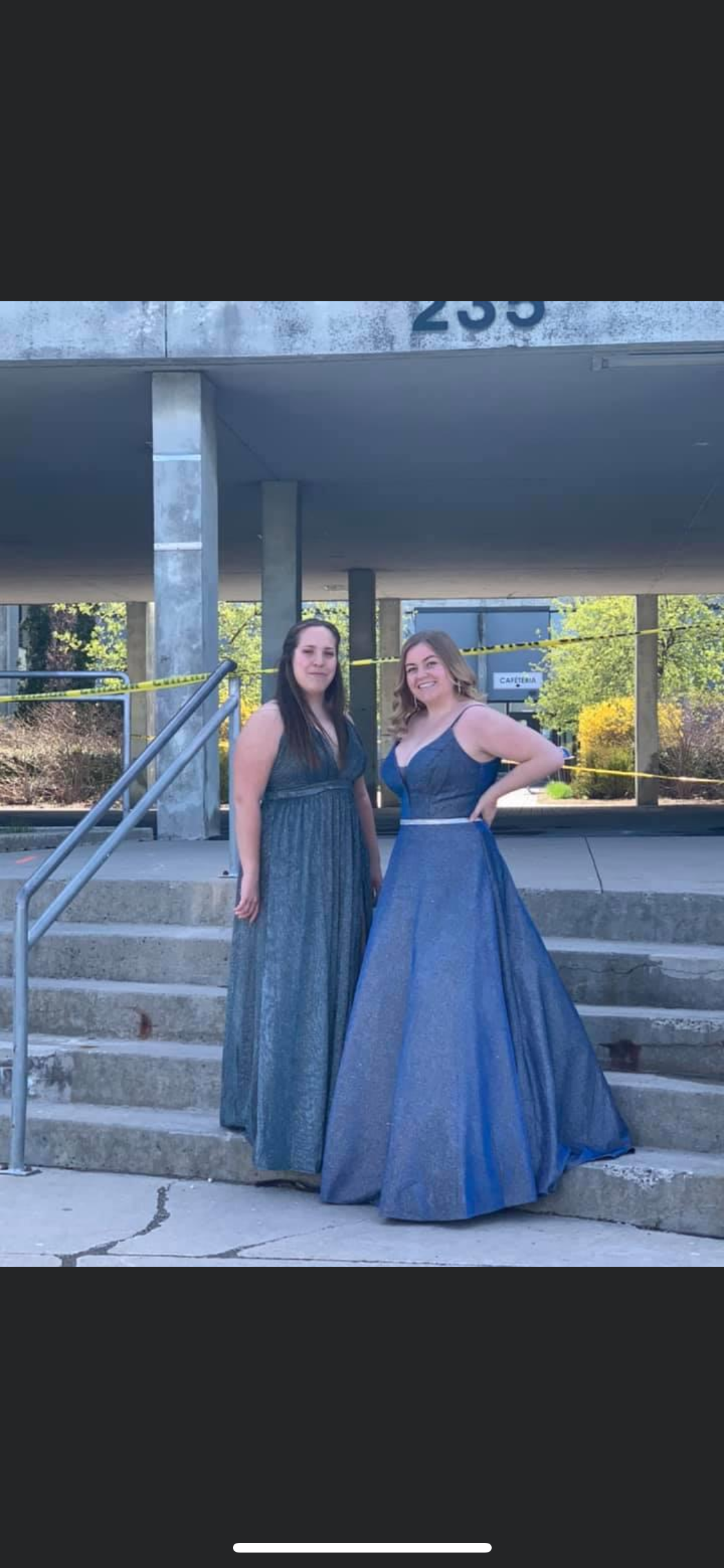 Elles vident leur casier en robe de bal pour créer un beau souvenir