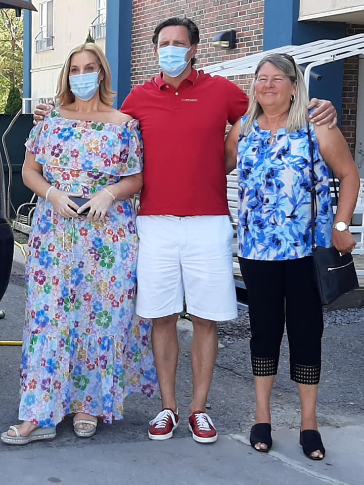 Patrice et Lyne Brisebois gâtent le personnel qui a pris soin de leur mère