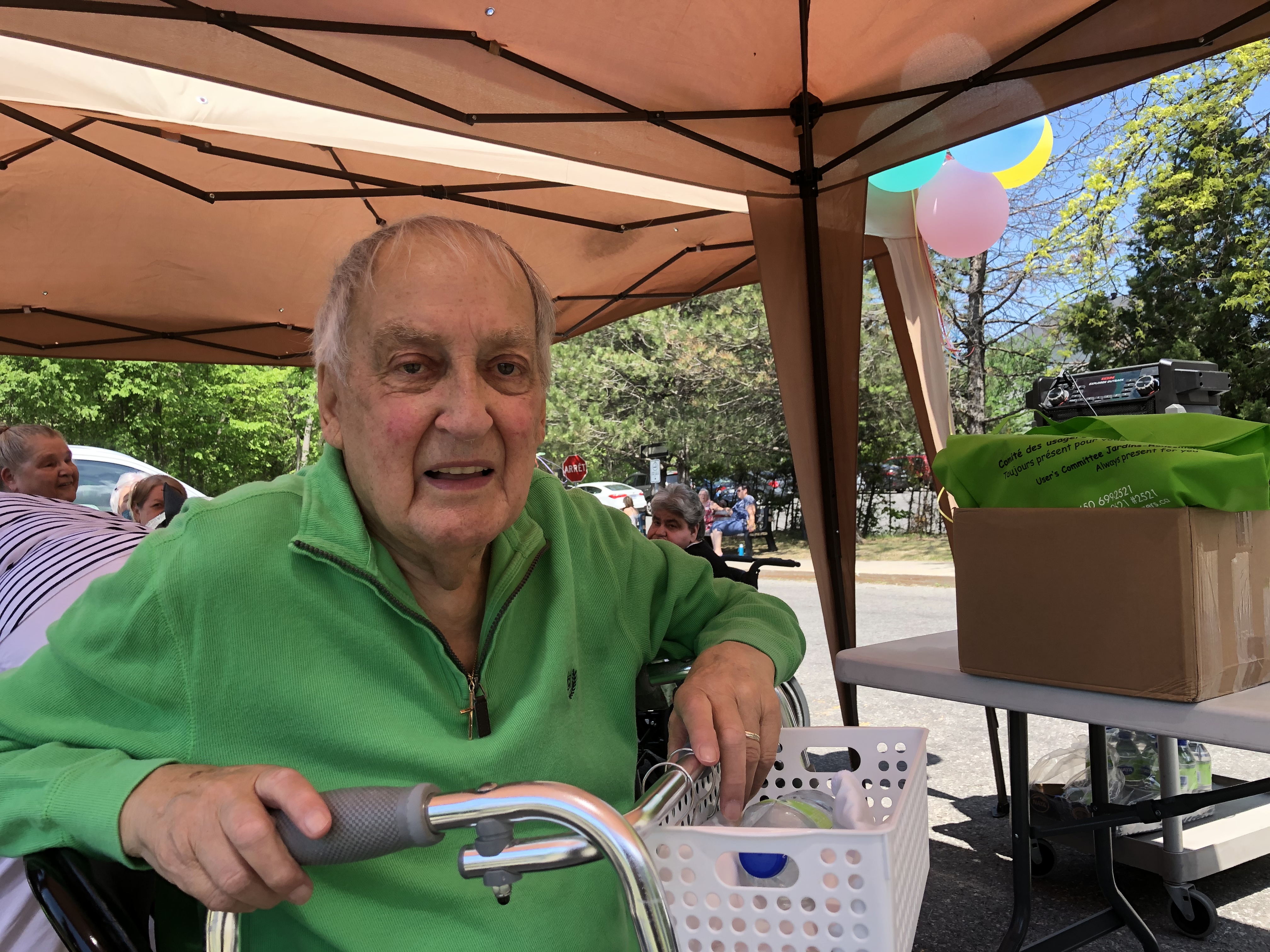 VIDÉOS – Un résident en CHSLD témoigne de son bonheur quotidien