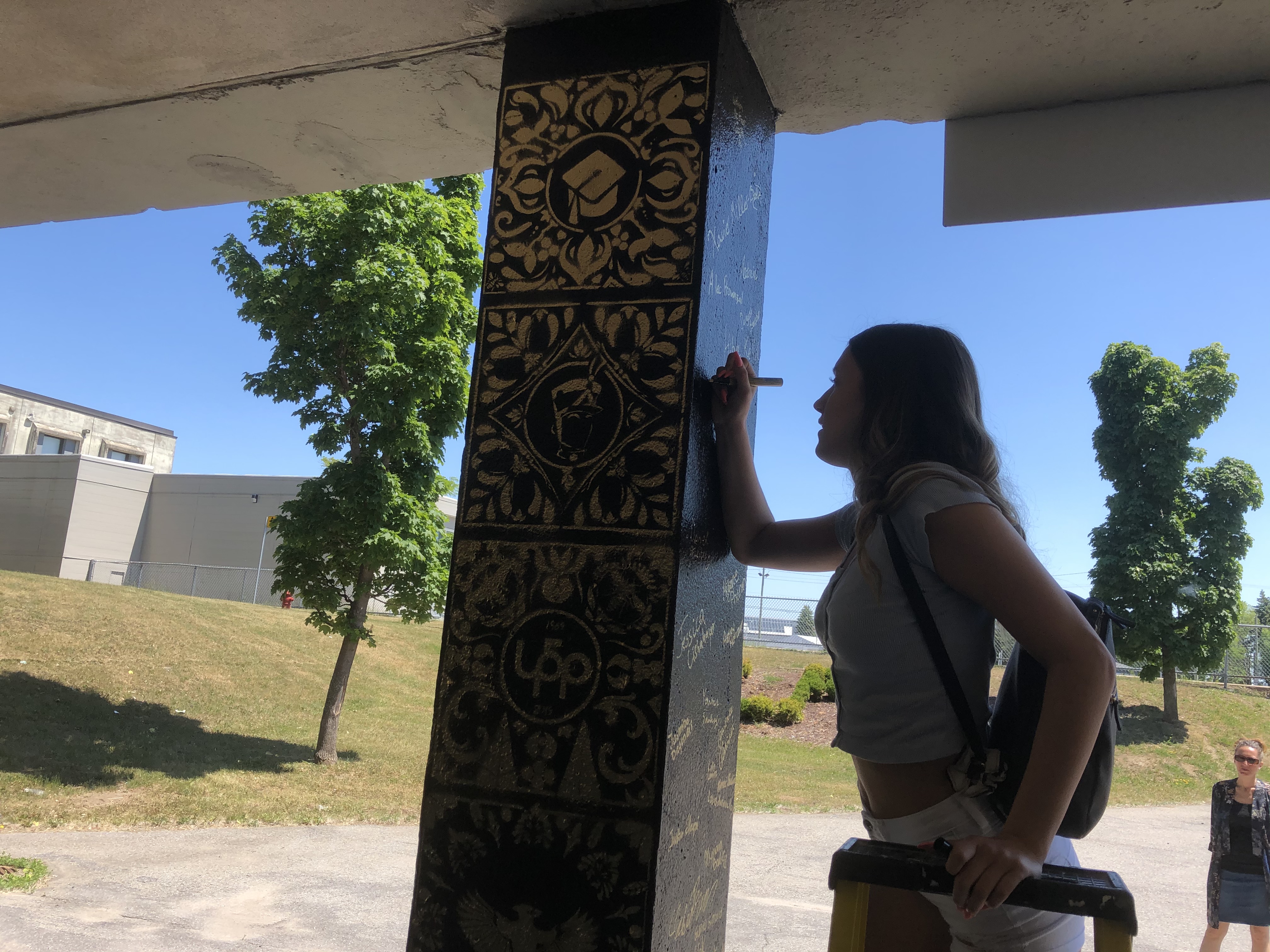 460 finissants signent une oeuvre d’art pour la postérité à Châteauguay