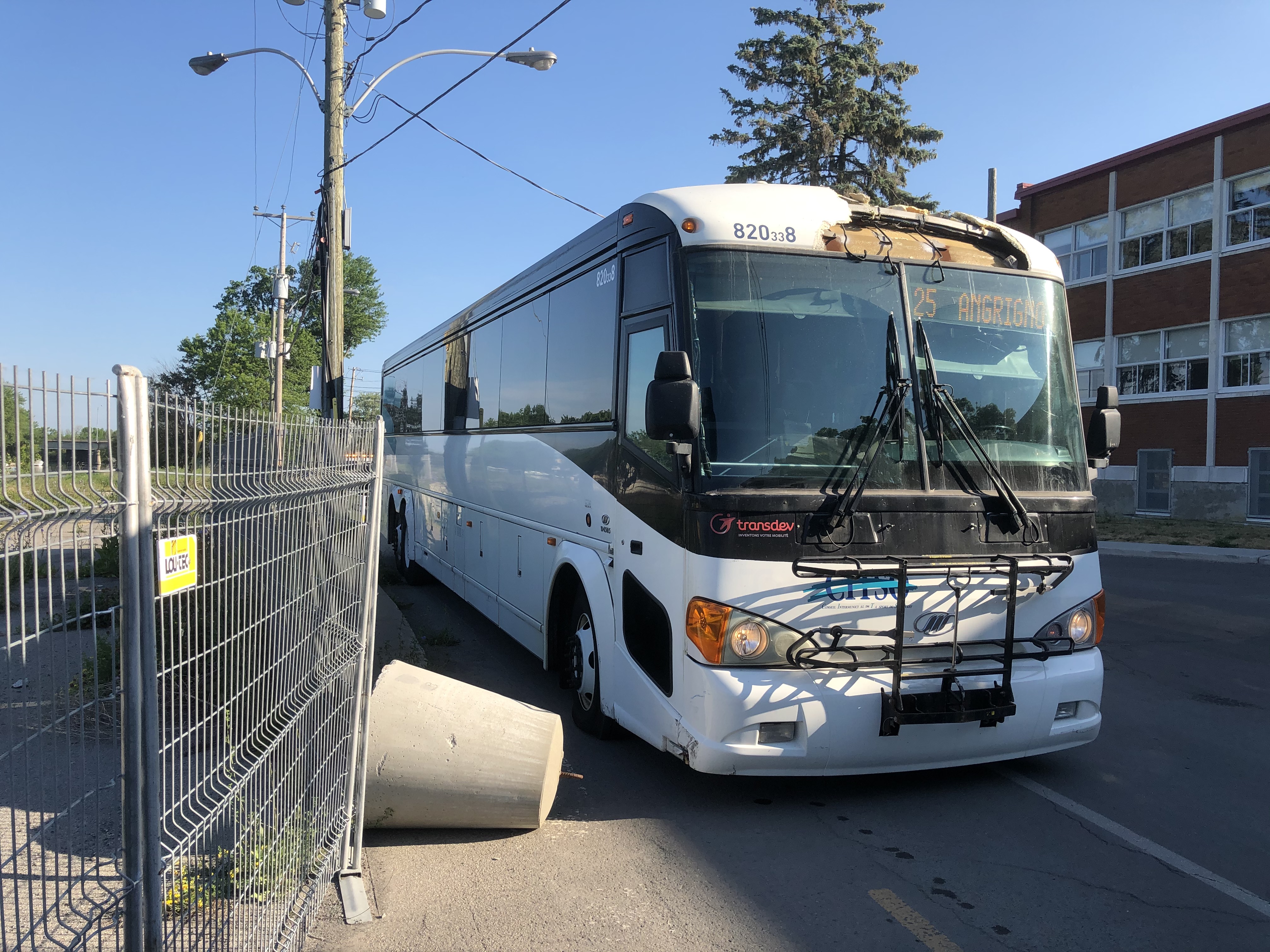 Image illustrant l'article: Un autobus heurte le pont dans le détour