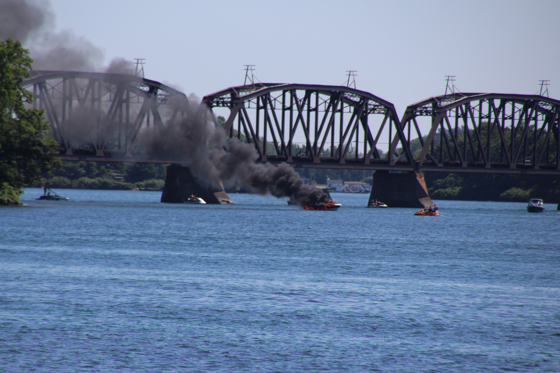 Image illustrant l'article: Un bateau est ravagé par les flammes