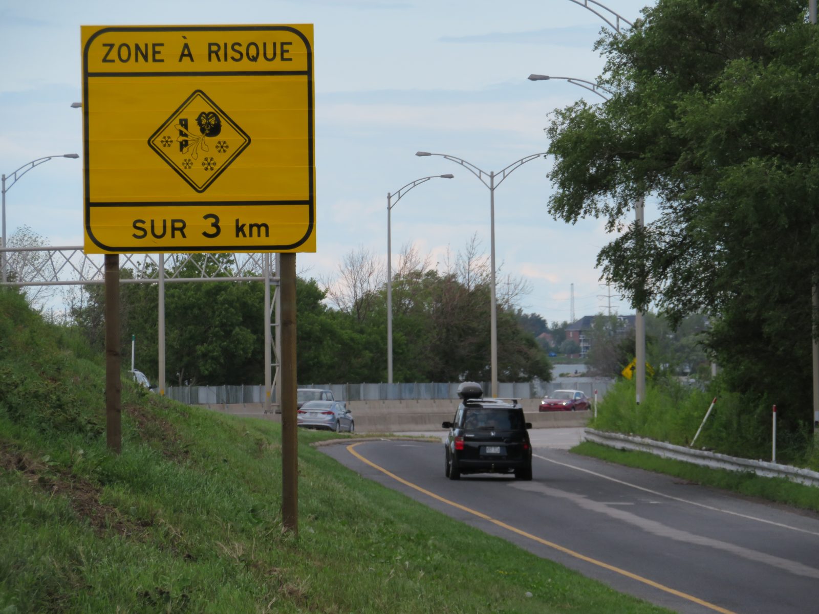 Zone à risque de poudrerie : des panneaux d’avertissement installés sur l’autoroute 15