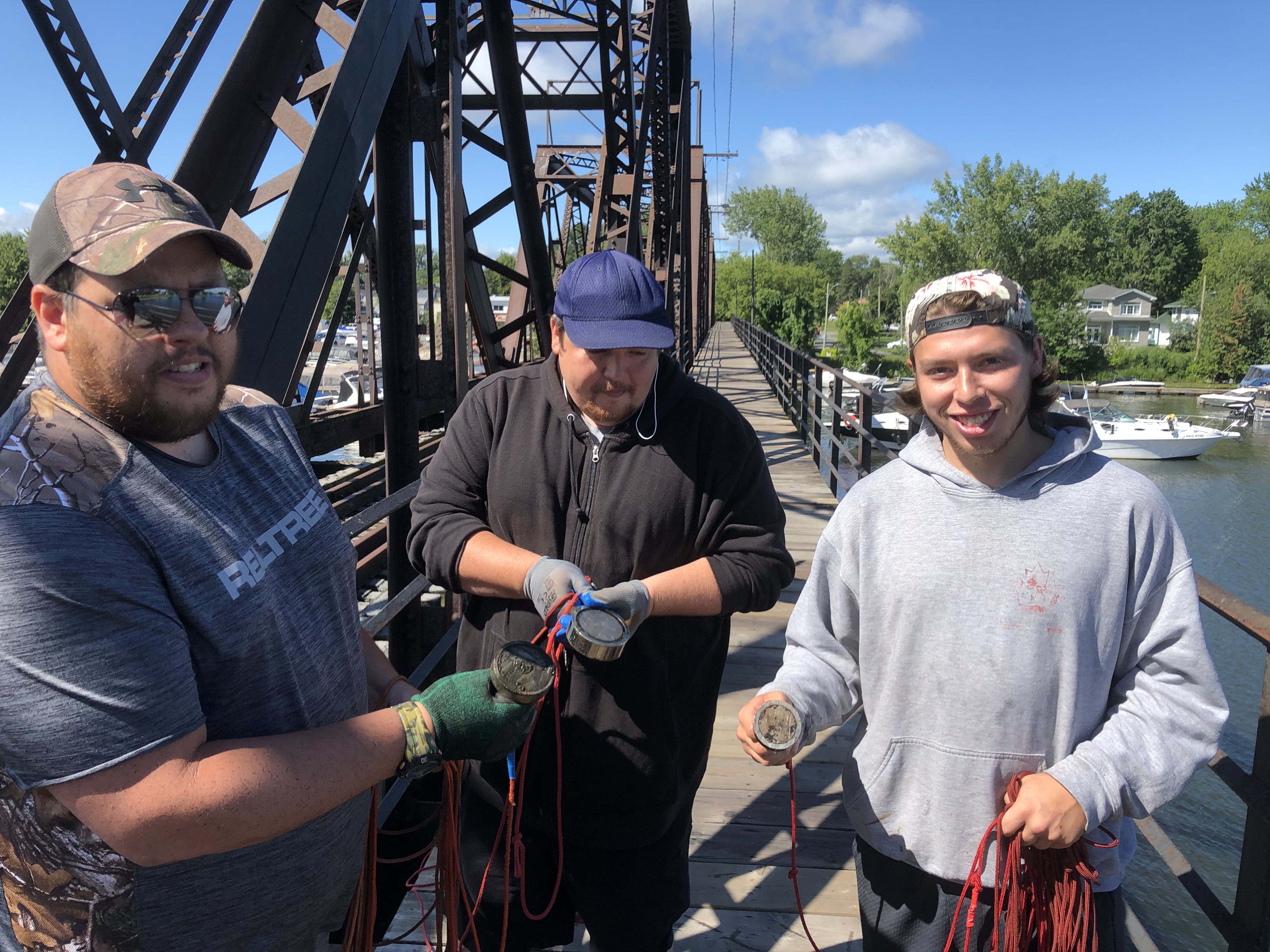 Trois frères à la pêche au métal