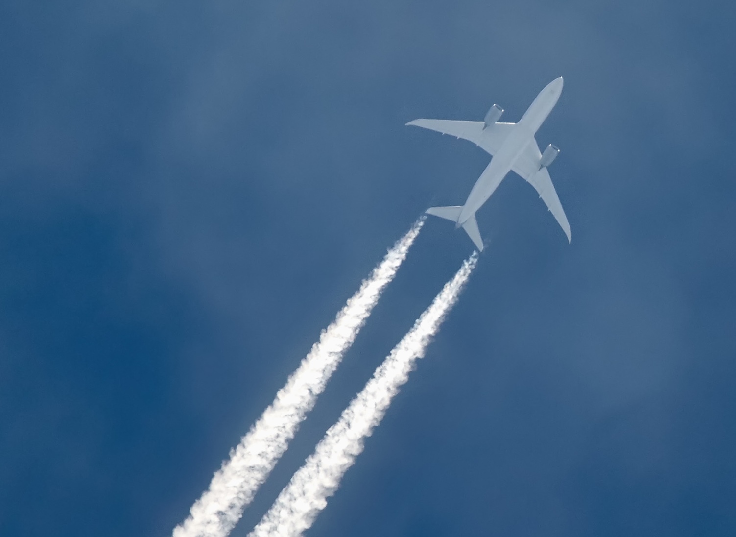 Image illustrant l'article: Que sont ces traînées blanches derrière les avions ? Sont-elles dangereuses ?