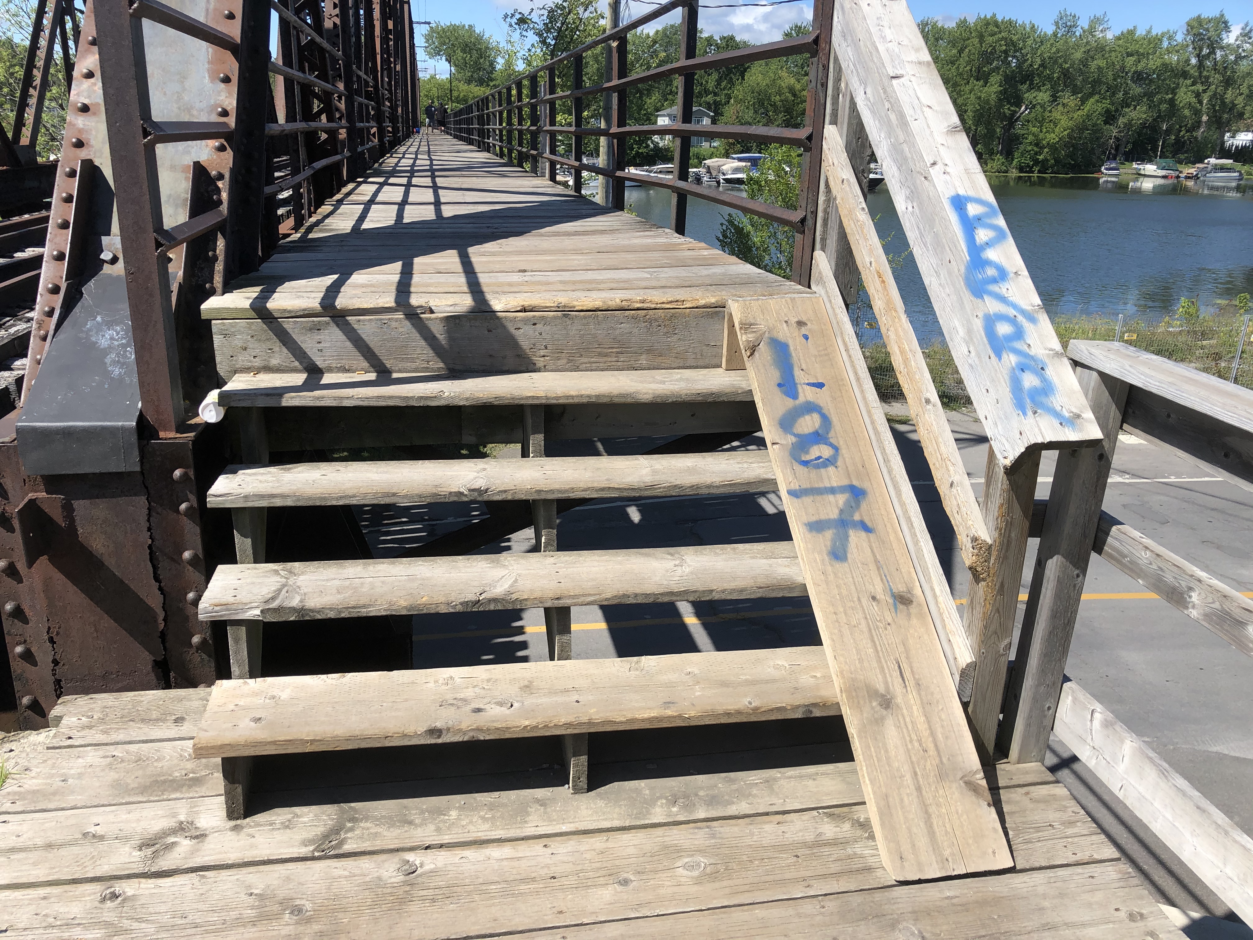 Une série de graffitis apparus dans un secteur de Châteauguay