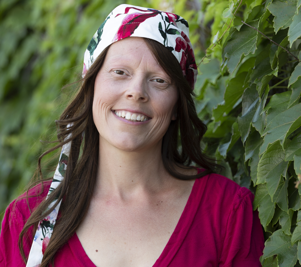 Une 2e clinique capillaire d’ici offre des foulards et bonnets québécois