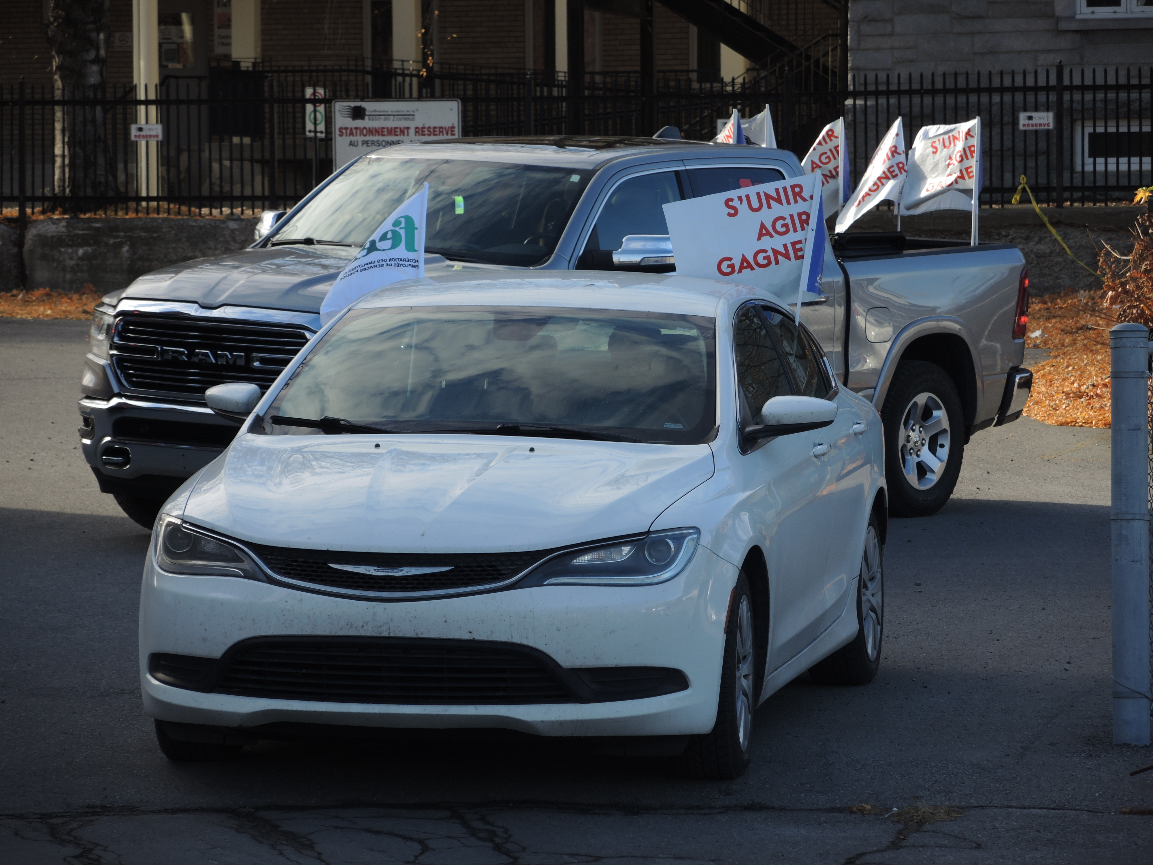 Image illustrant l'article: VIDÉO - Les travailleurs du réseau public manifestent en auto