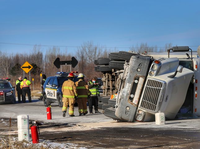 VIDÉO – Un poids lourd renversé sur l’autoroute 30 Est à La Prairie