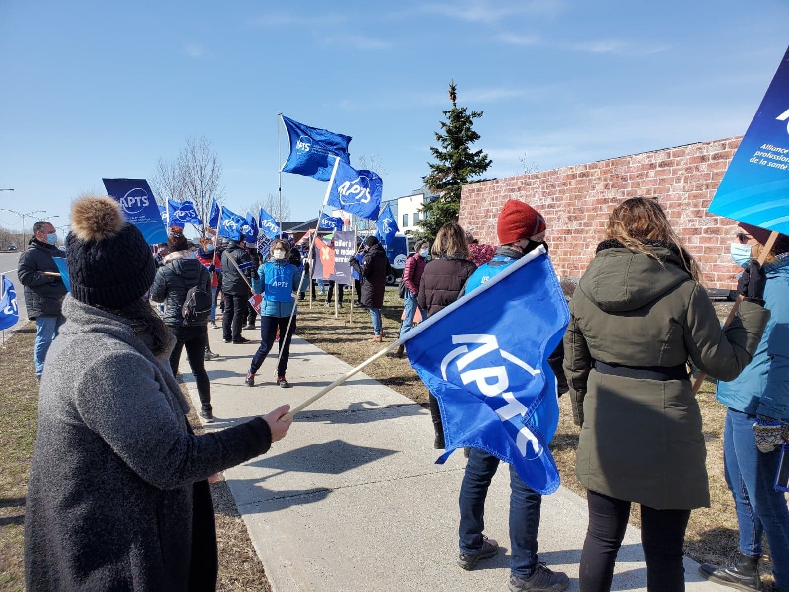 Les travailleurs de la santé érigent un nouveau mur devant le bureau de Christian Dubé