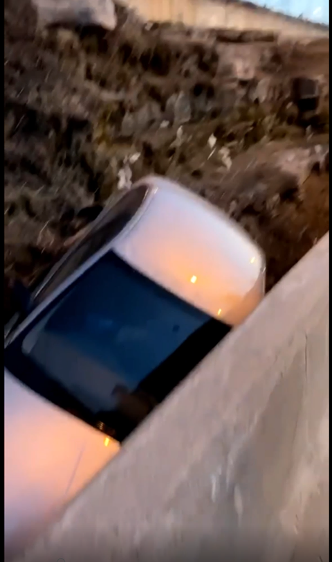 VIDÉO-Une voiture dans une fâcheuse position à la Centrale de Beauharnois