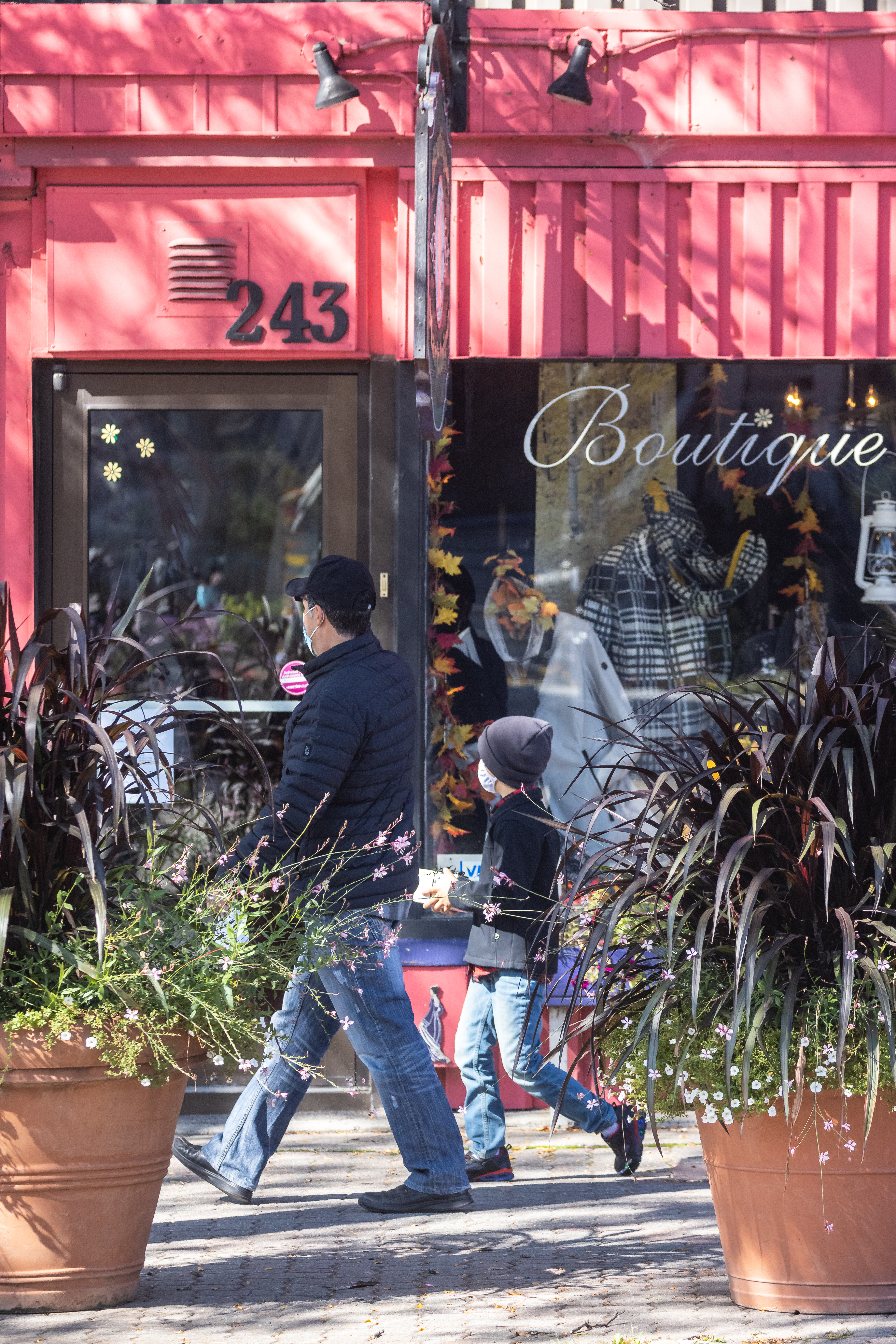 La troisième vague pourrait affecter davantage les familles, estime le Dr Éric Sabbah