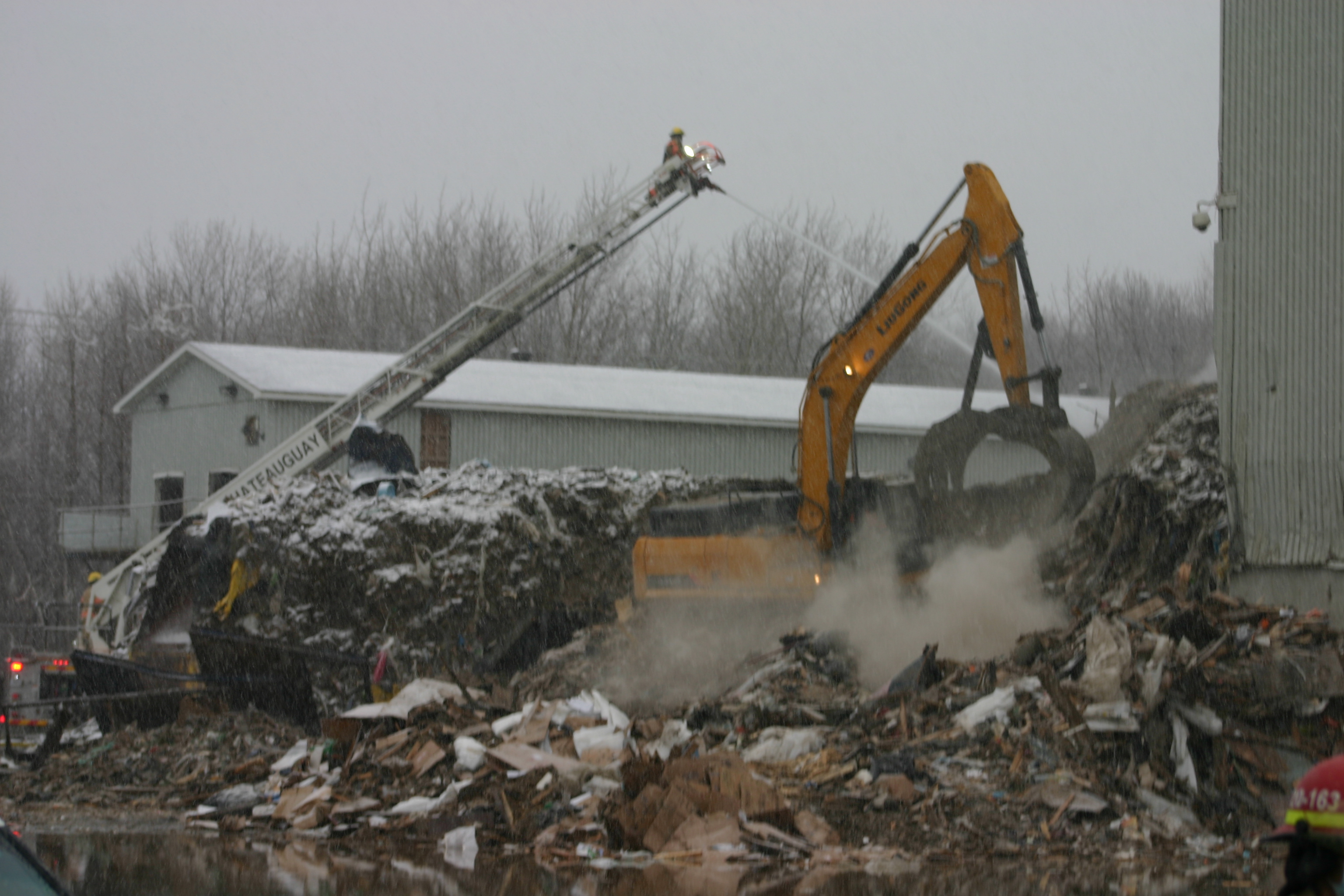 Le feu à l’Écocentre continue de brûler