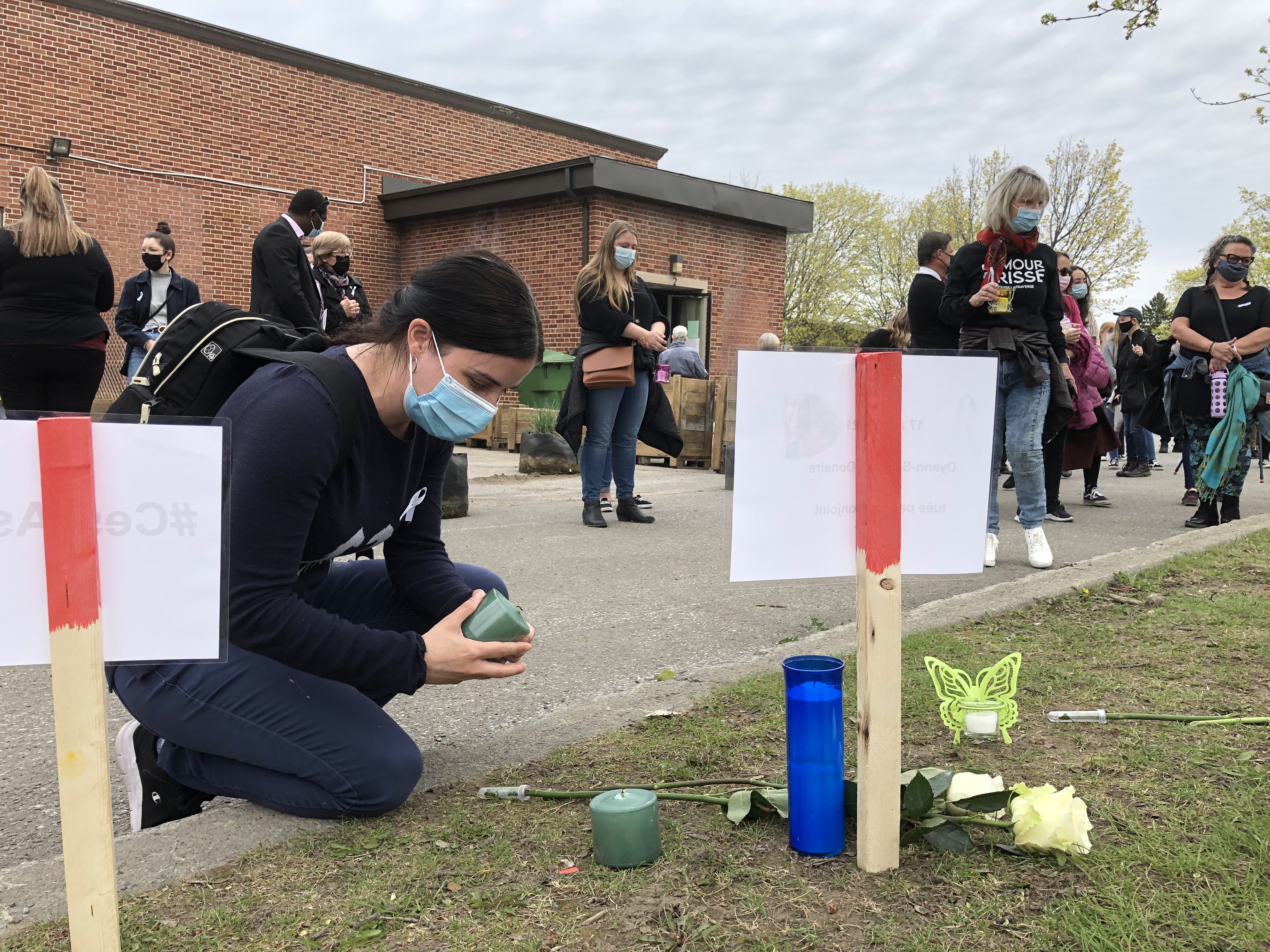Émouvante vigie pour les dix victimes de féminicide