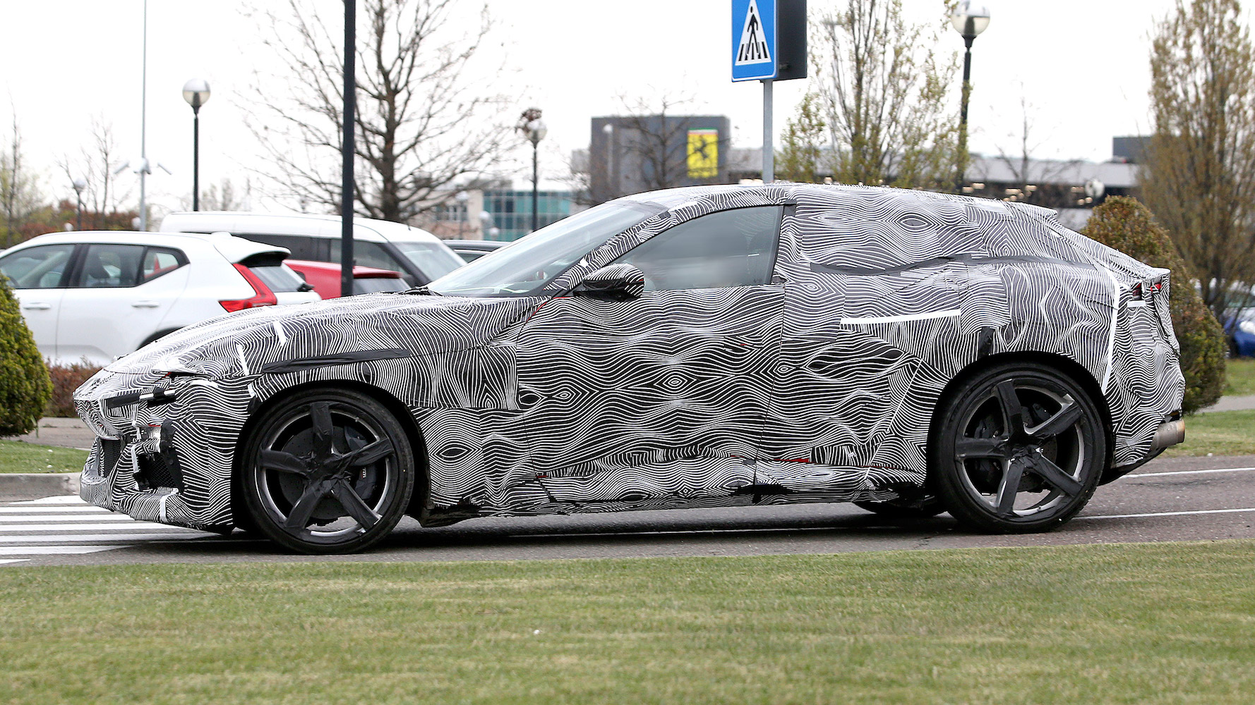 Le VUS de Ferrari aura un V12