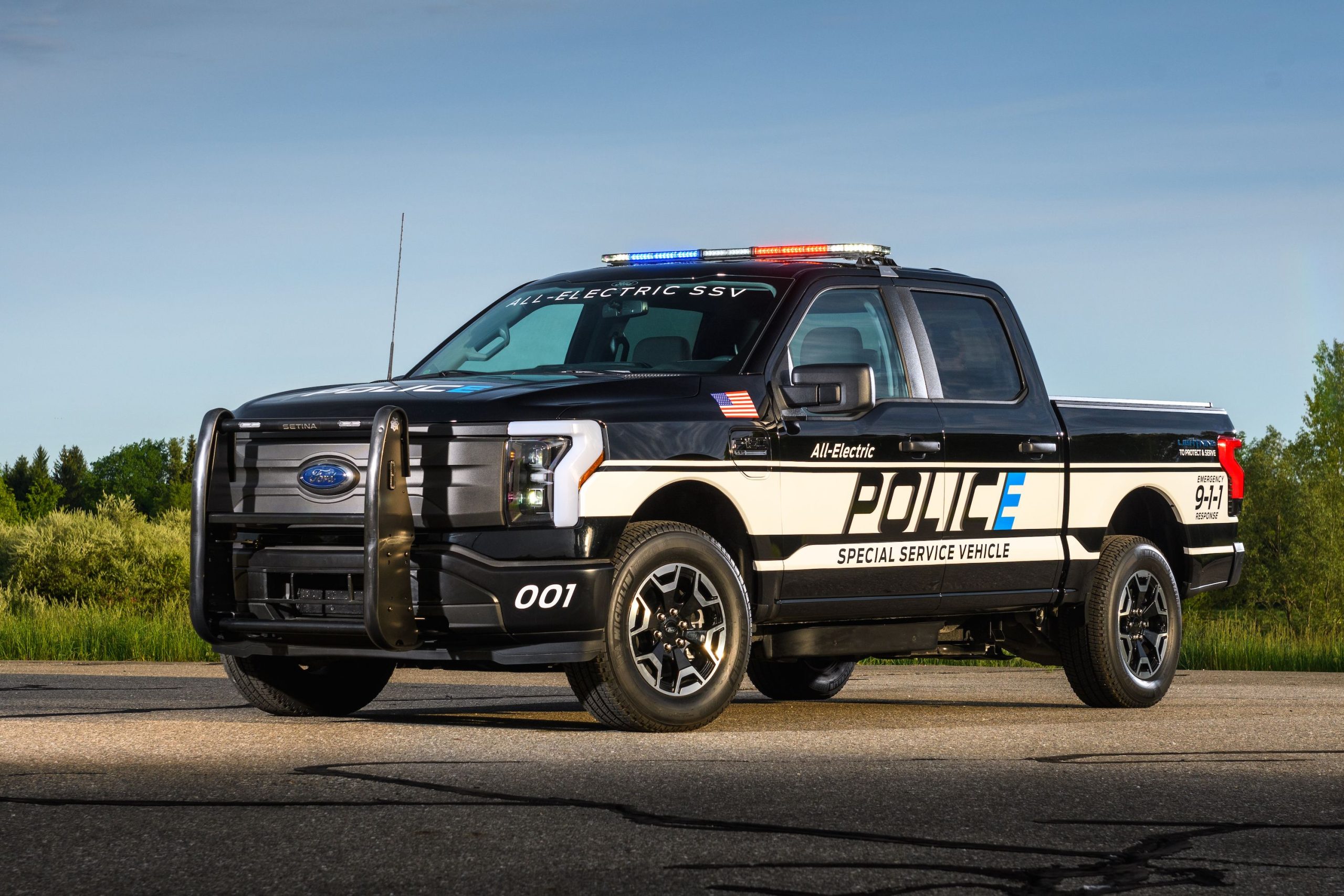 Image illustrant l'article: Ford présente la F-150 Lightning Pro SSV 2023