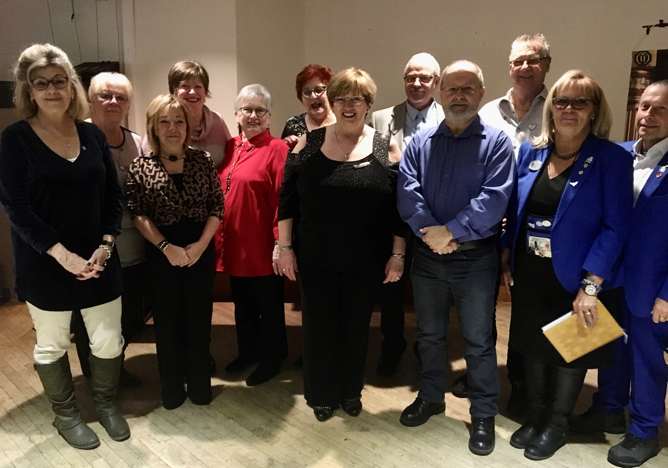 Une piste cyclable qui passe du pont au beau milieu du fleuve