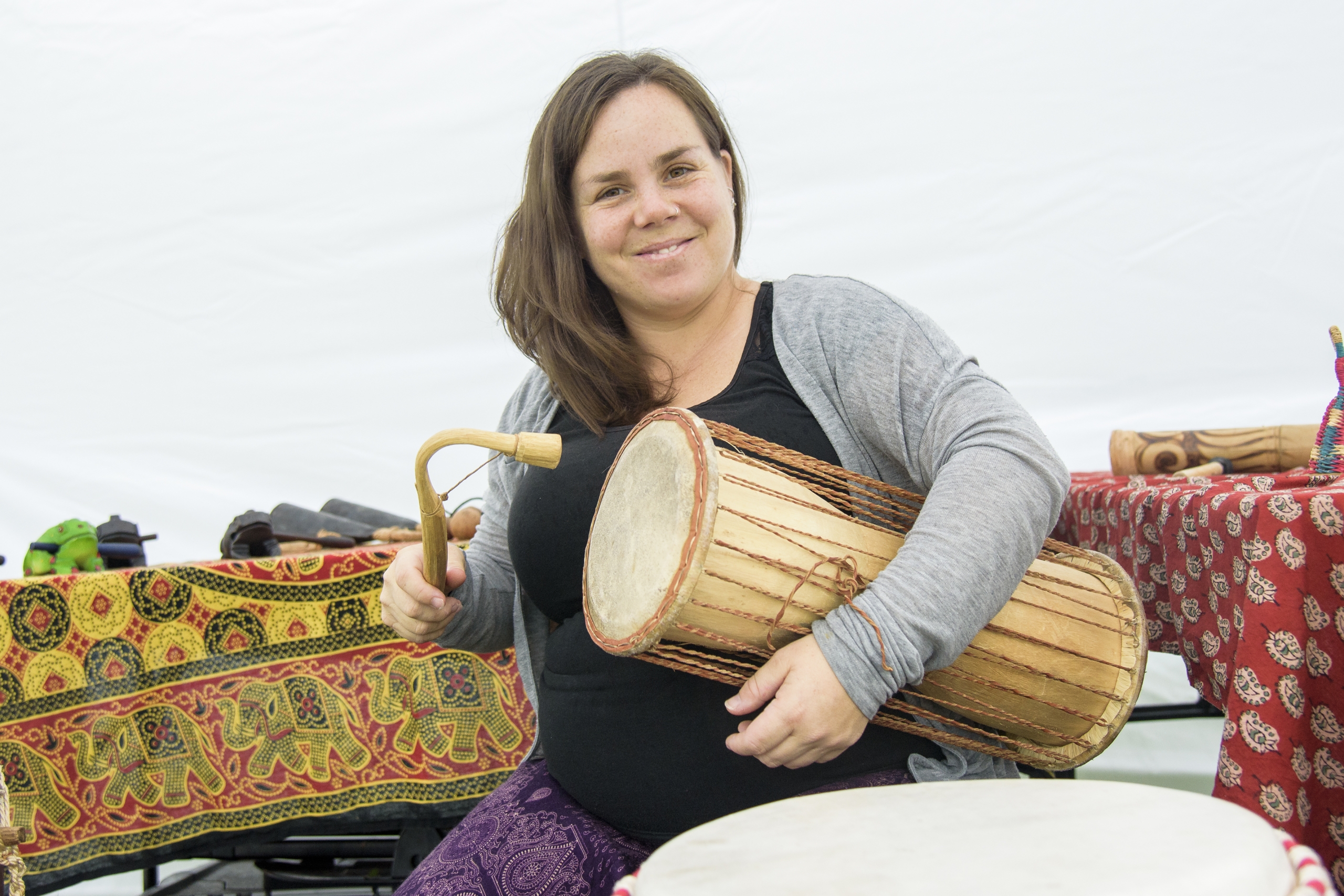 Ce chat utilise la tête du Husky comme marchepied