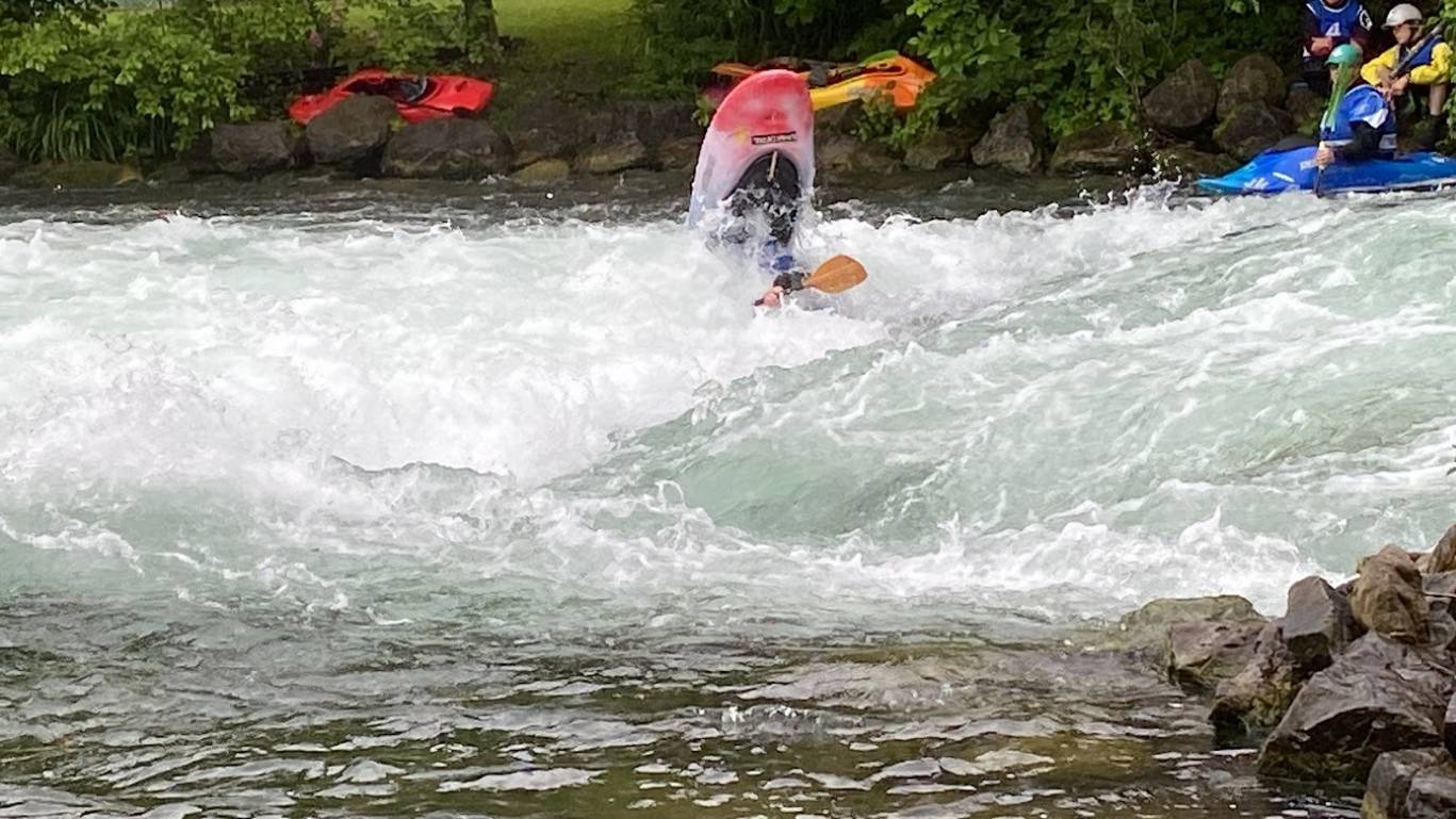 La personne du milieu fait tout le travail