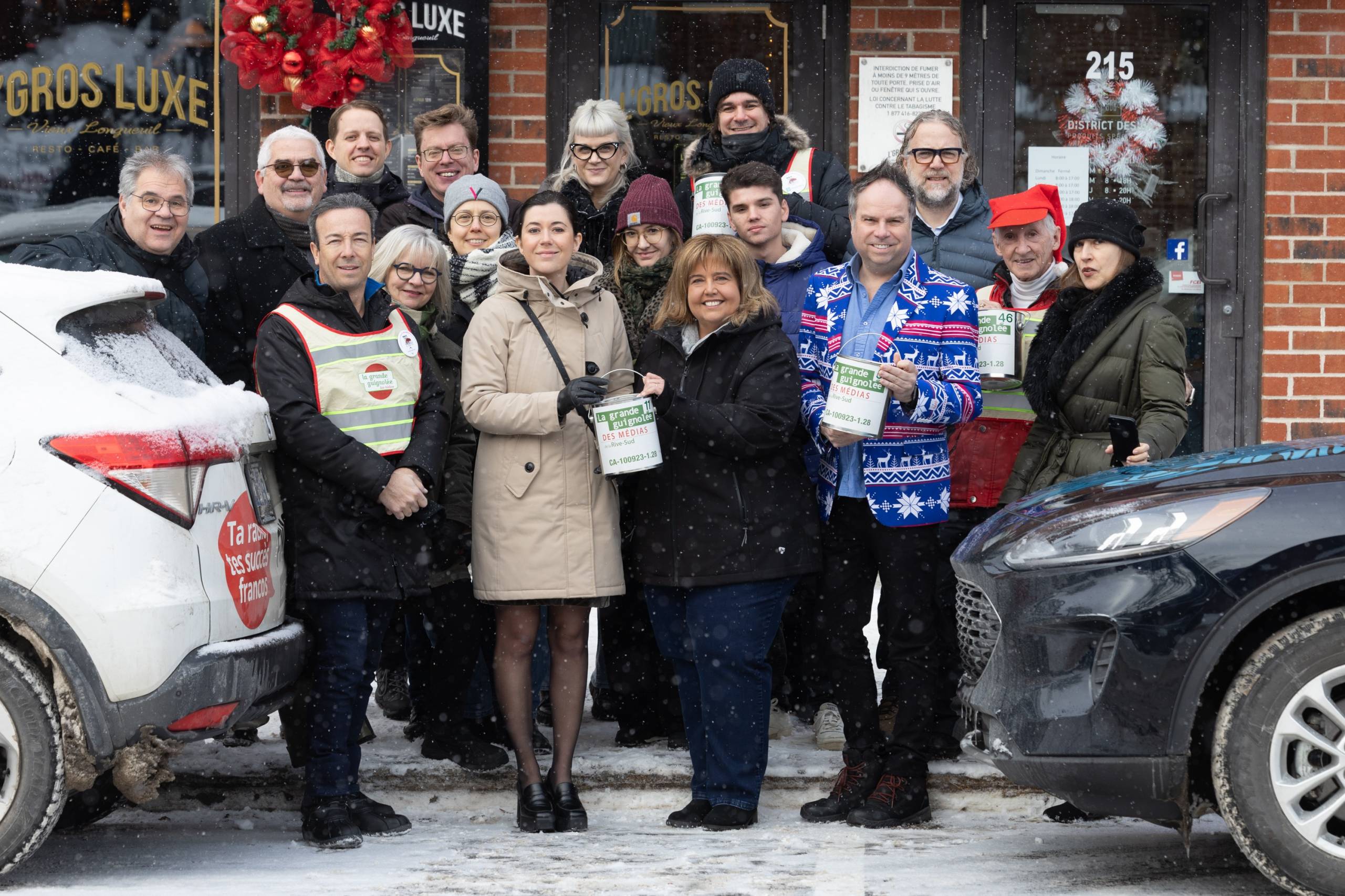 La patte du chien ne tient pas tout à fait sur la chaise