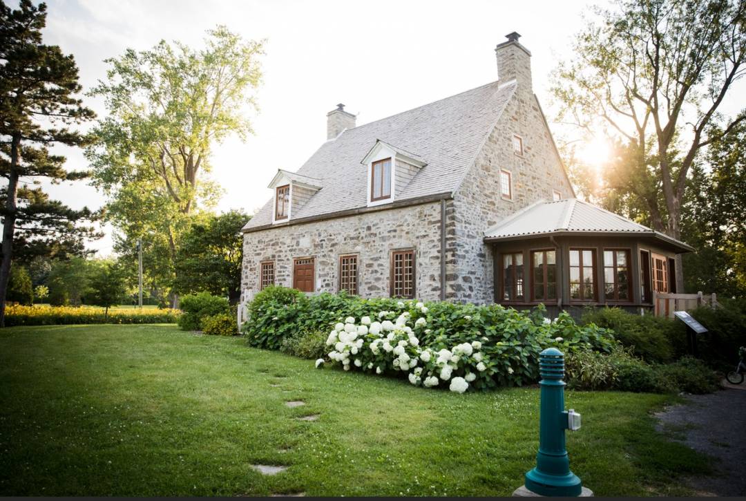 Une méthode ingénieuse pour poser du gypse au plafond