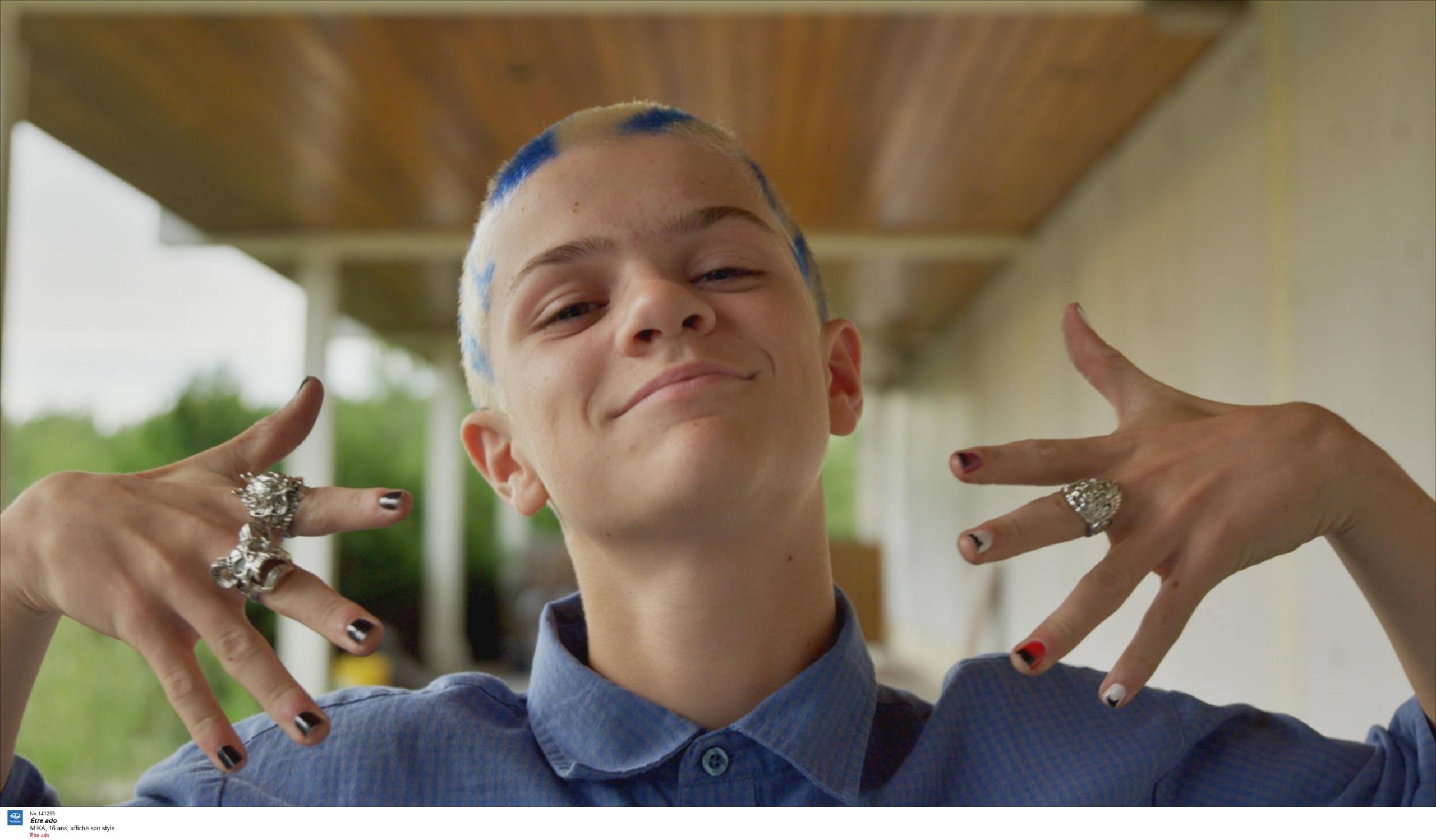 Un petit garçon s’amuse avec son meilleur ami