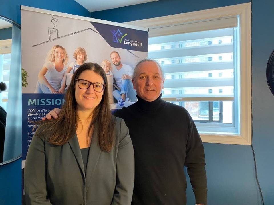 Une femme boxe de l’air en toute confiance