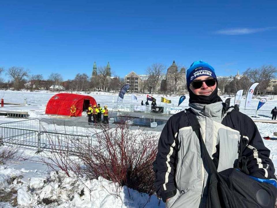 Le chien adore l’attention des chèvres