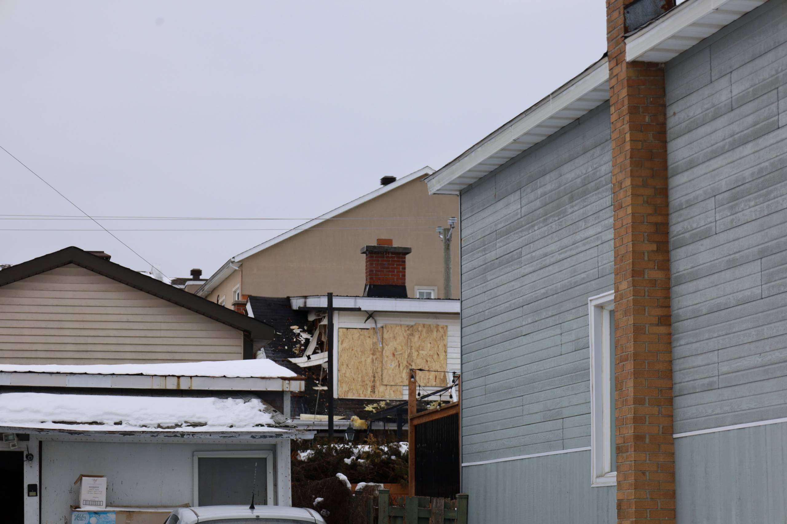 Le chiot grignotant son jouet n&rsquo;aime pas être surveillé