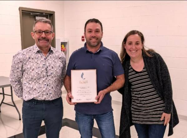 Un serveur équilibriste dans un restaurant de Prague