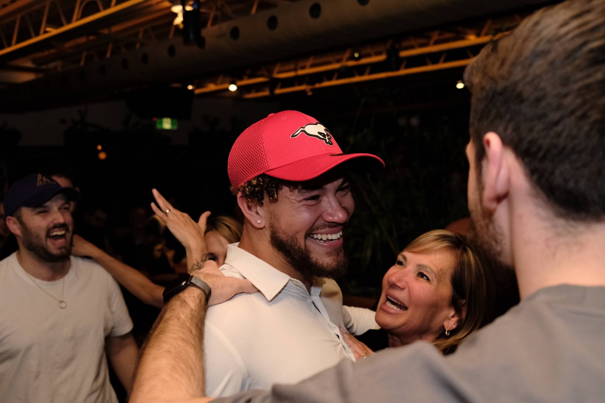 Une fille chante à ses amies vaches