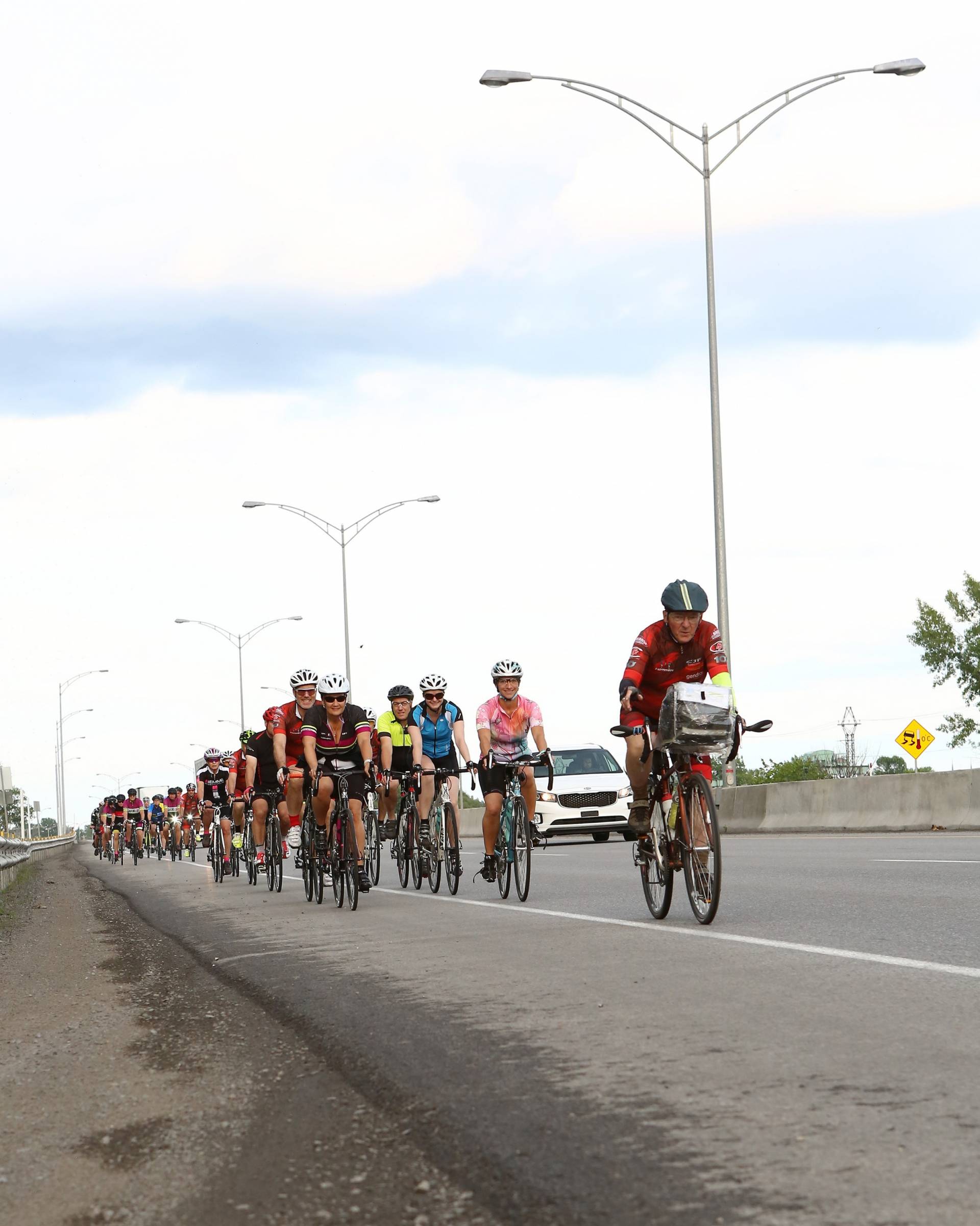 Un épagneul pousse un garçon sur un skateboard