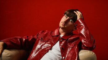 Fredz soulève le Pavillon de l’île