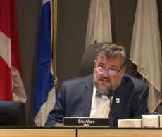 Châteauguay : le conseil municipal perturbé par les cols bleus